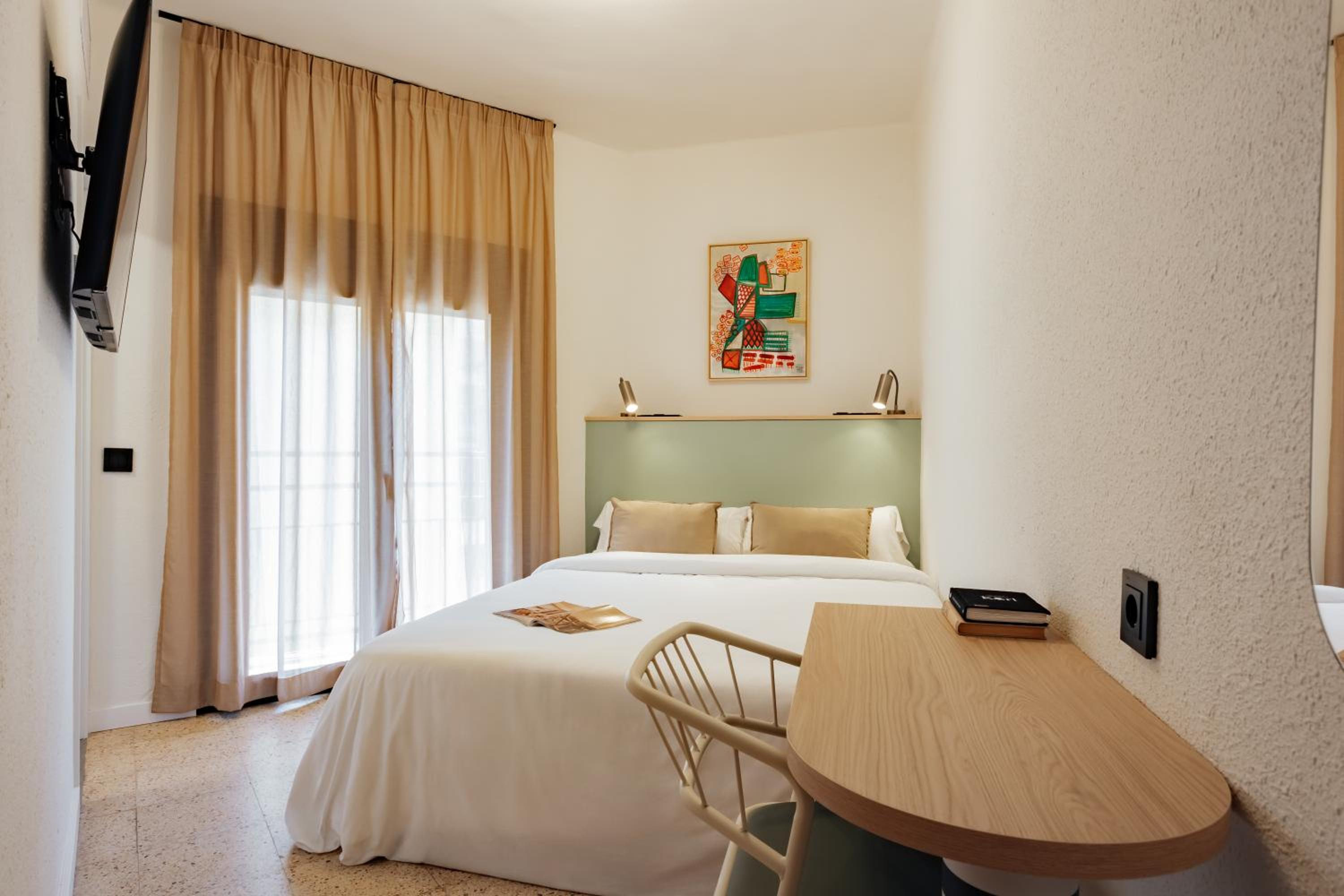 Double Room with Balcony - Photo 10