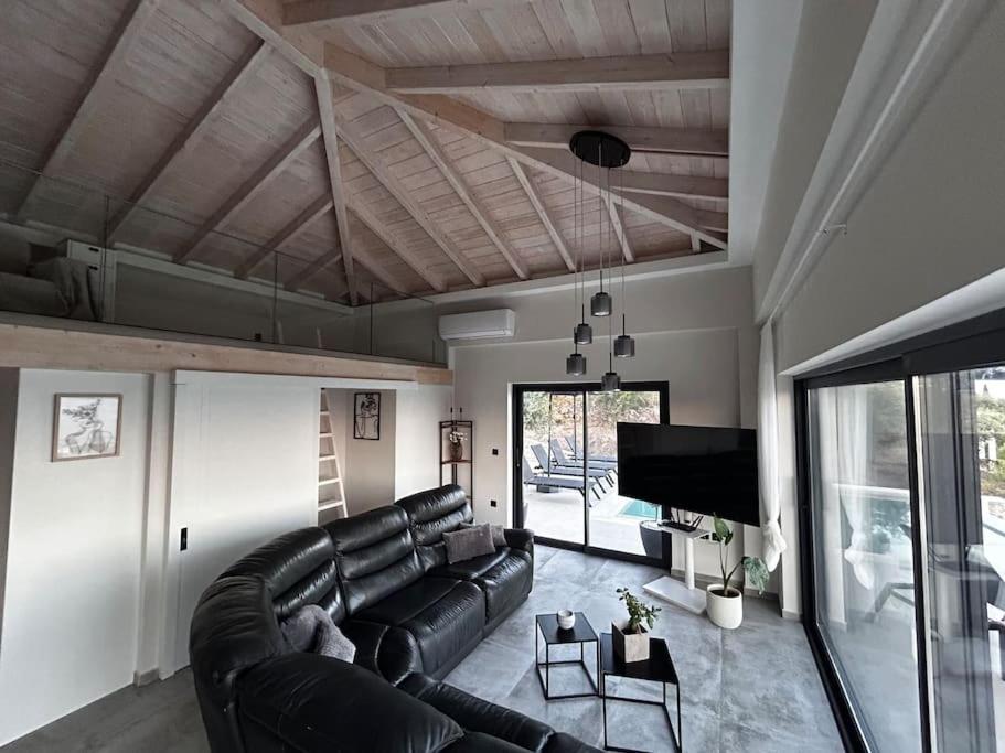 Villa photo 1