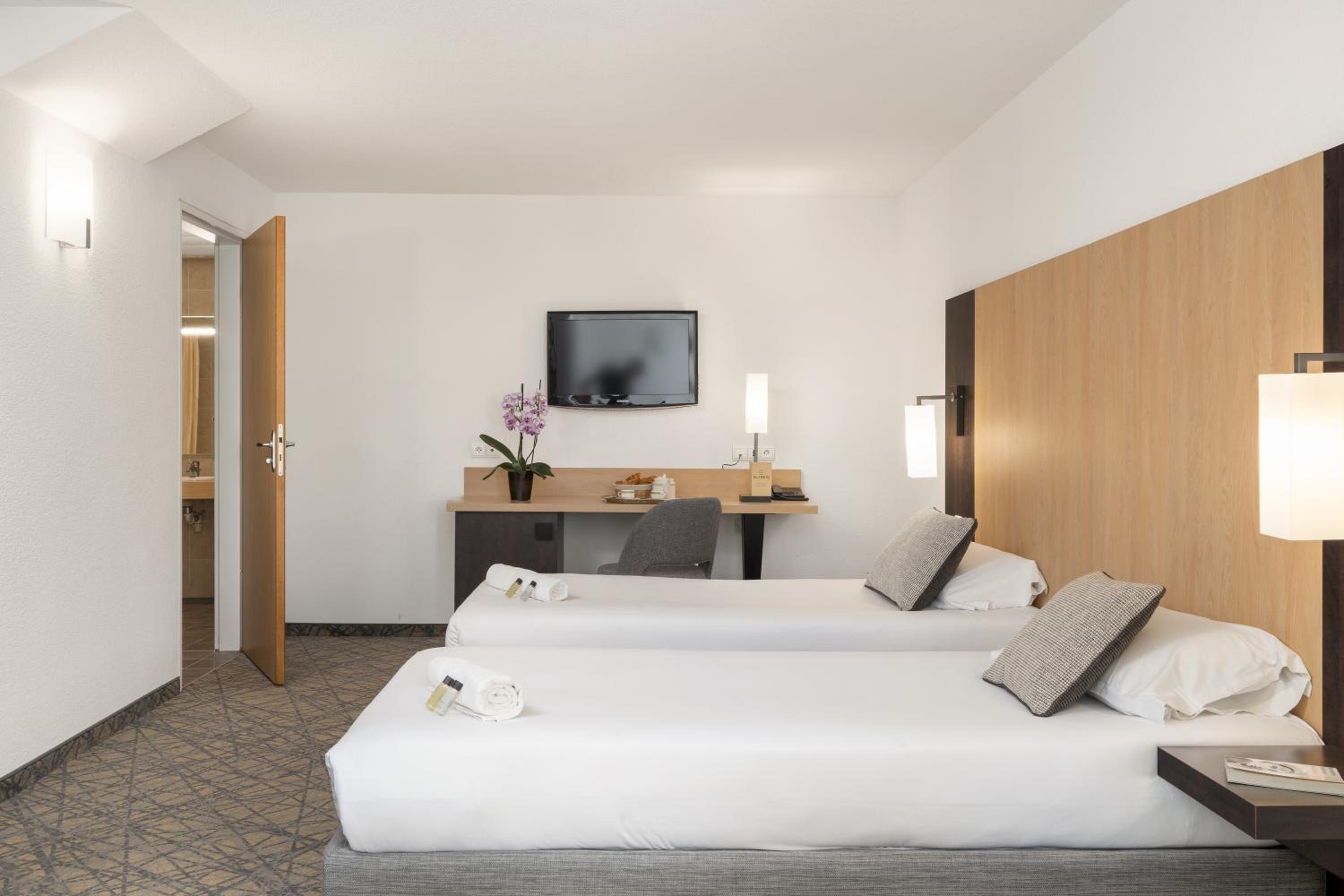 Twin Room - Disability Access photo 1