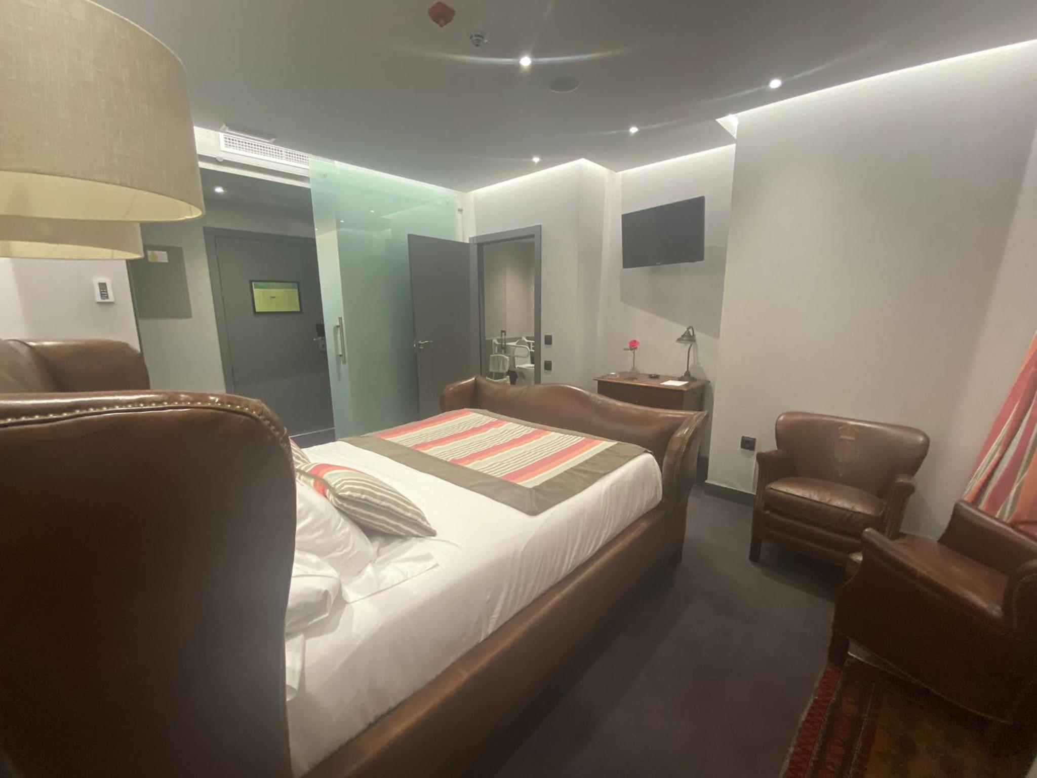 Double Room - Disability Access photo 3
