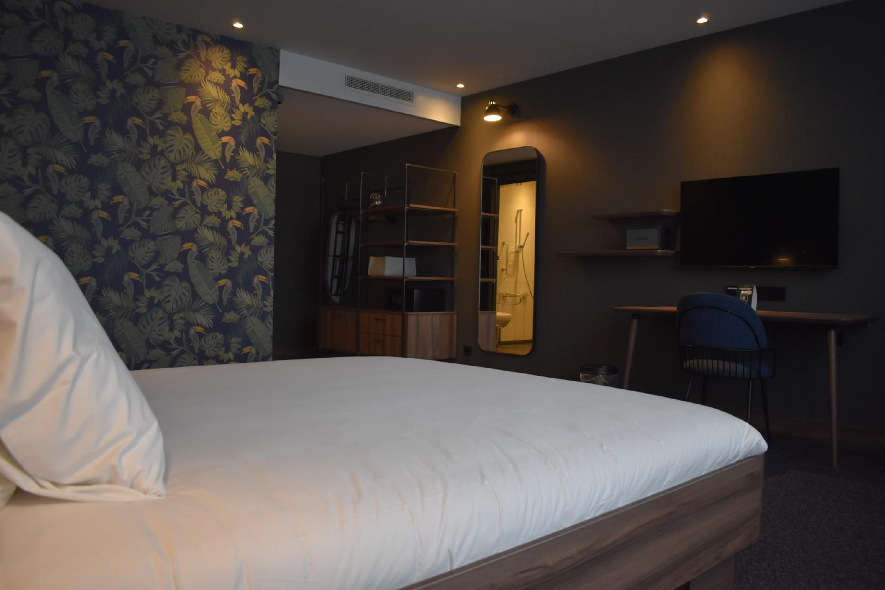 Superior King Room - Disability Access - Photo 3