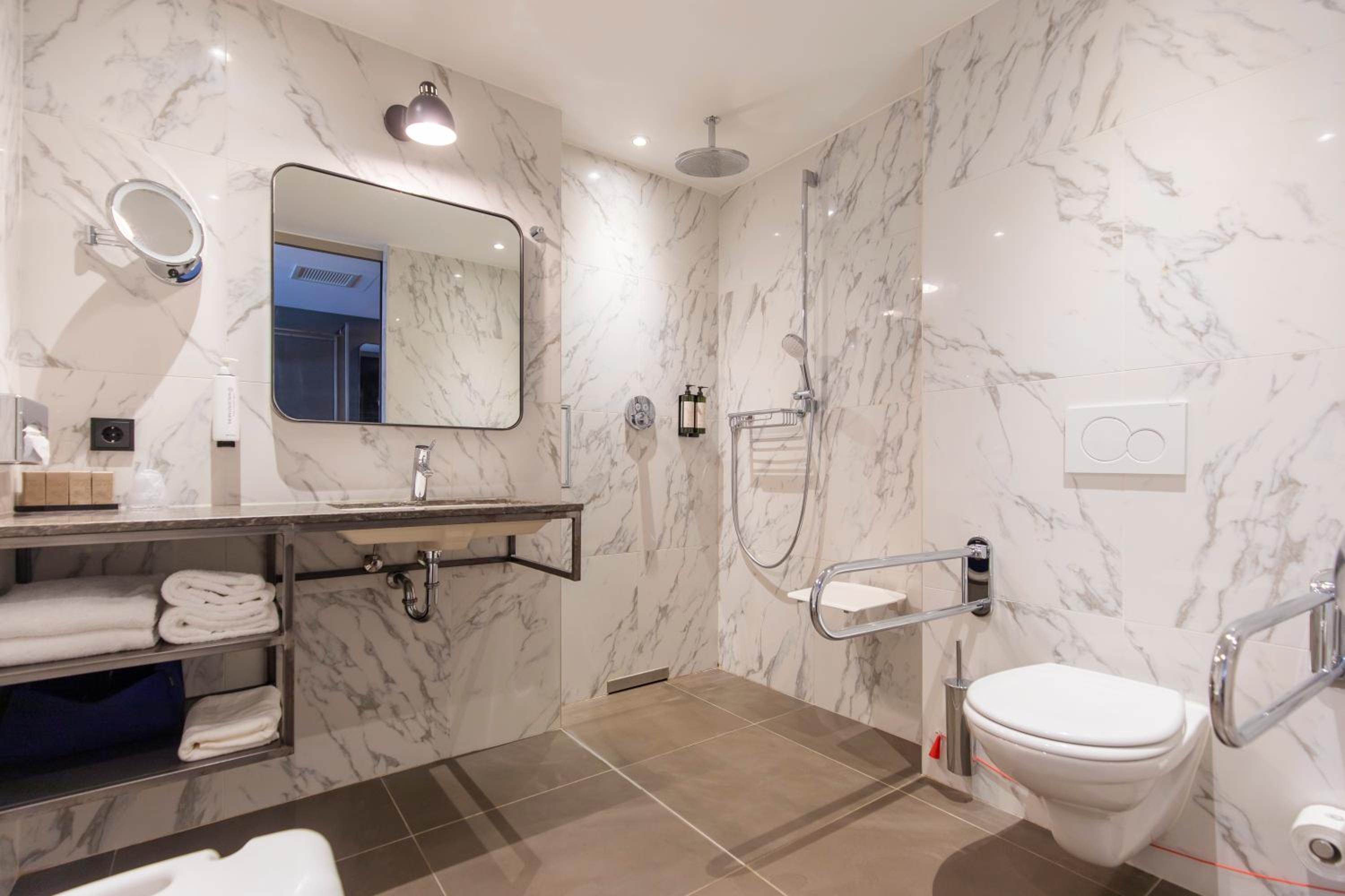 Superior King Room - Disability Access - Photo 4