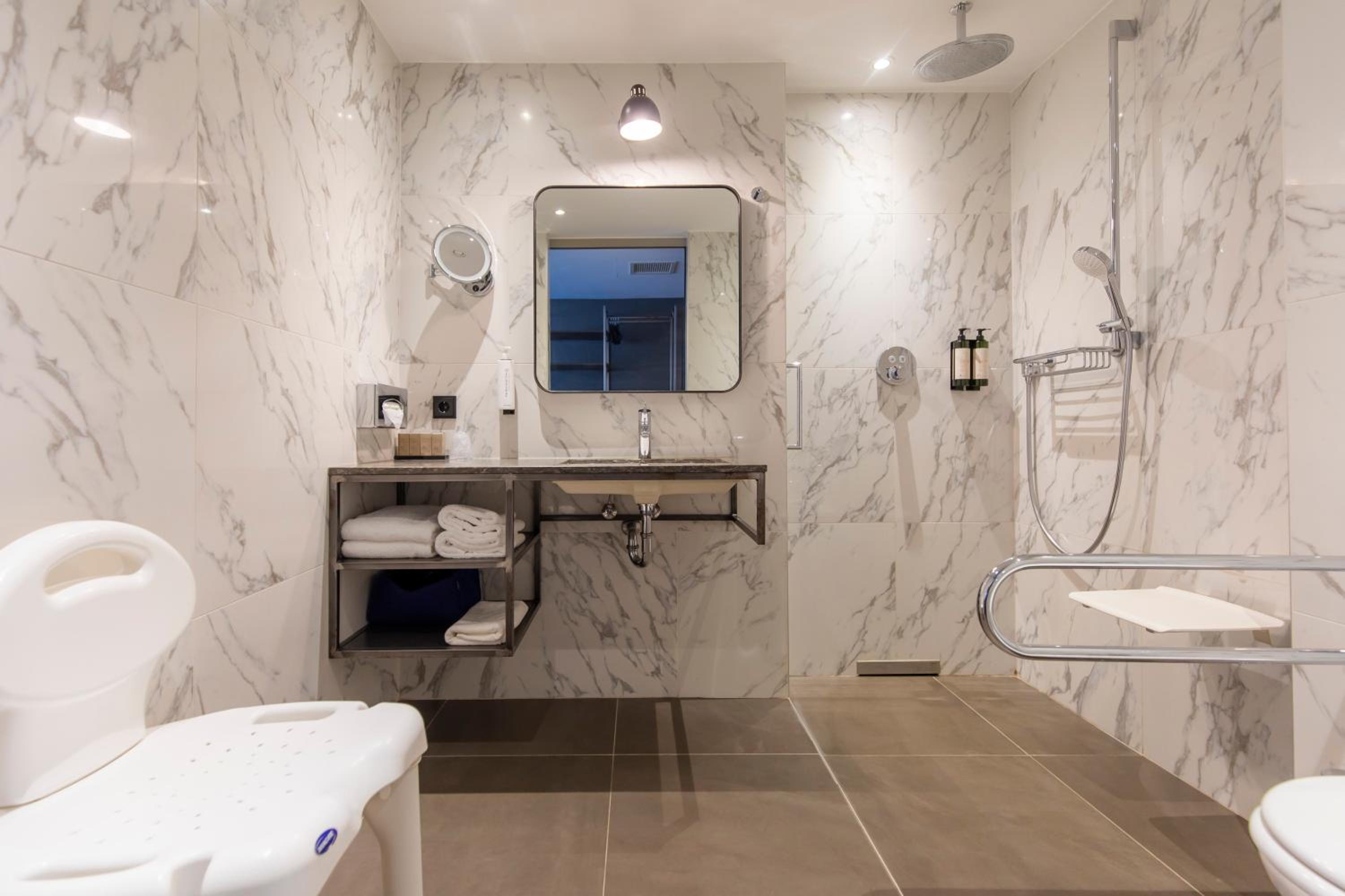 Superior King Room - Disability Access - Photo 2