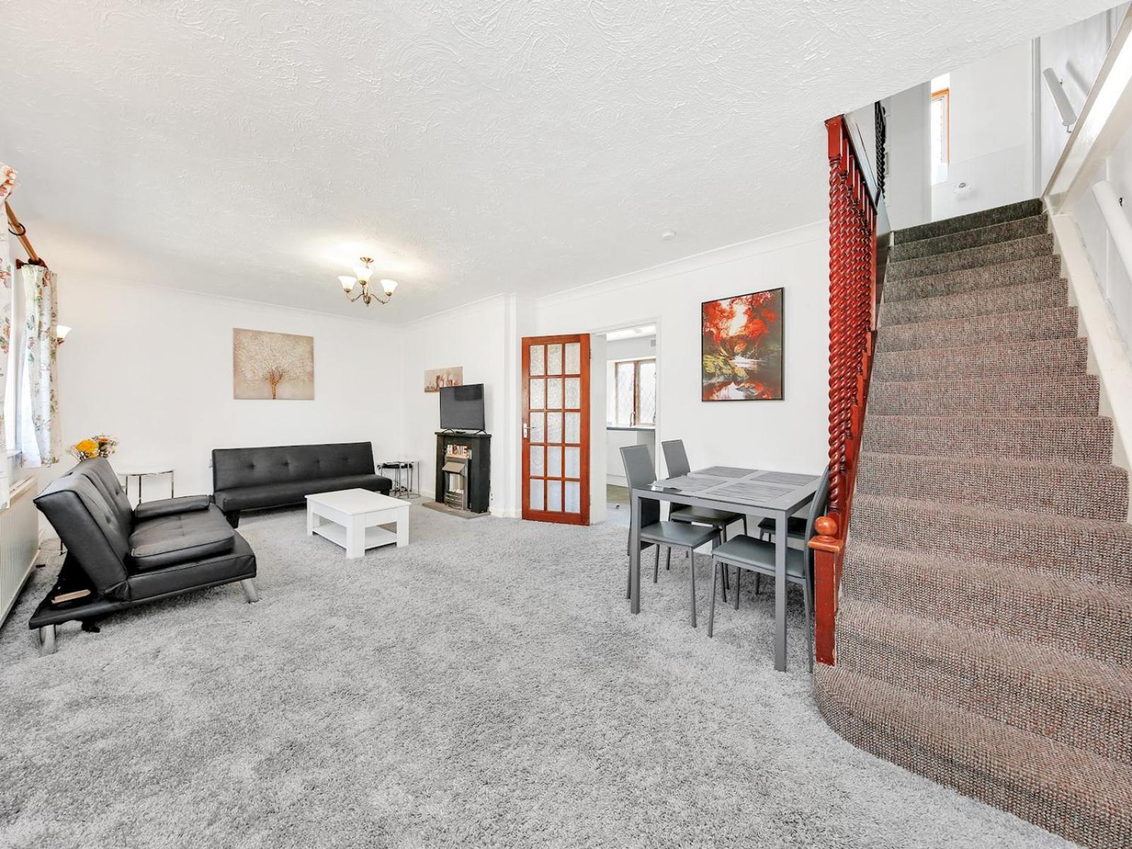 Three-Bedroom House photo 3