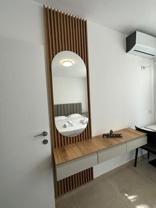 One-Bedroom Apartment with Balcony and Sea View photo 2