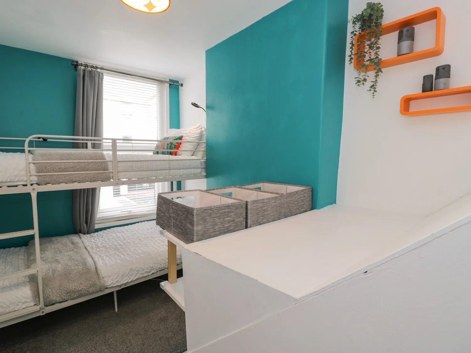 Five-Bedroom House photo 1
