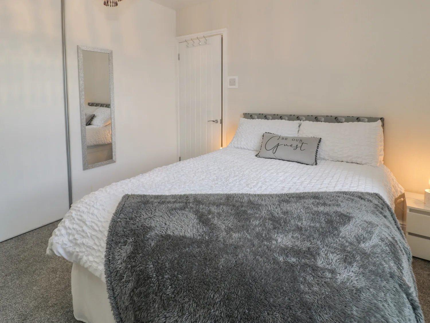 Five-Bedroom House photo 3