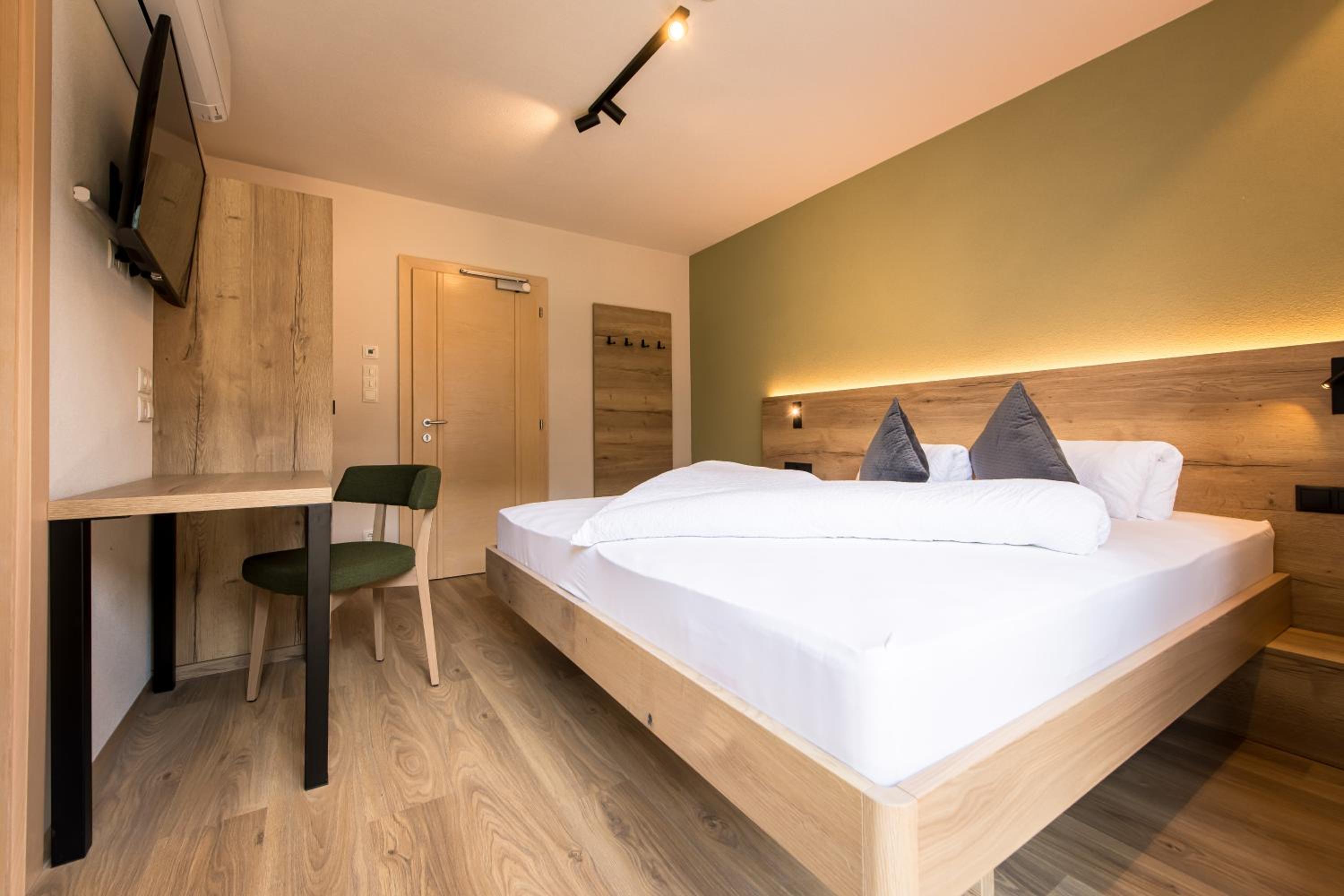 Double Room with Balcony - Photo 1
