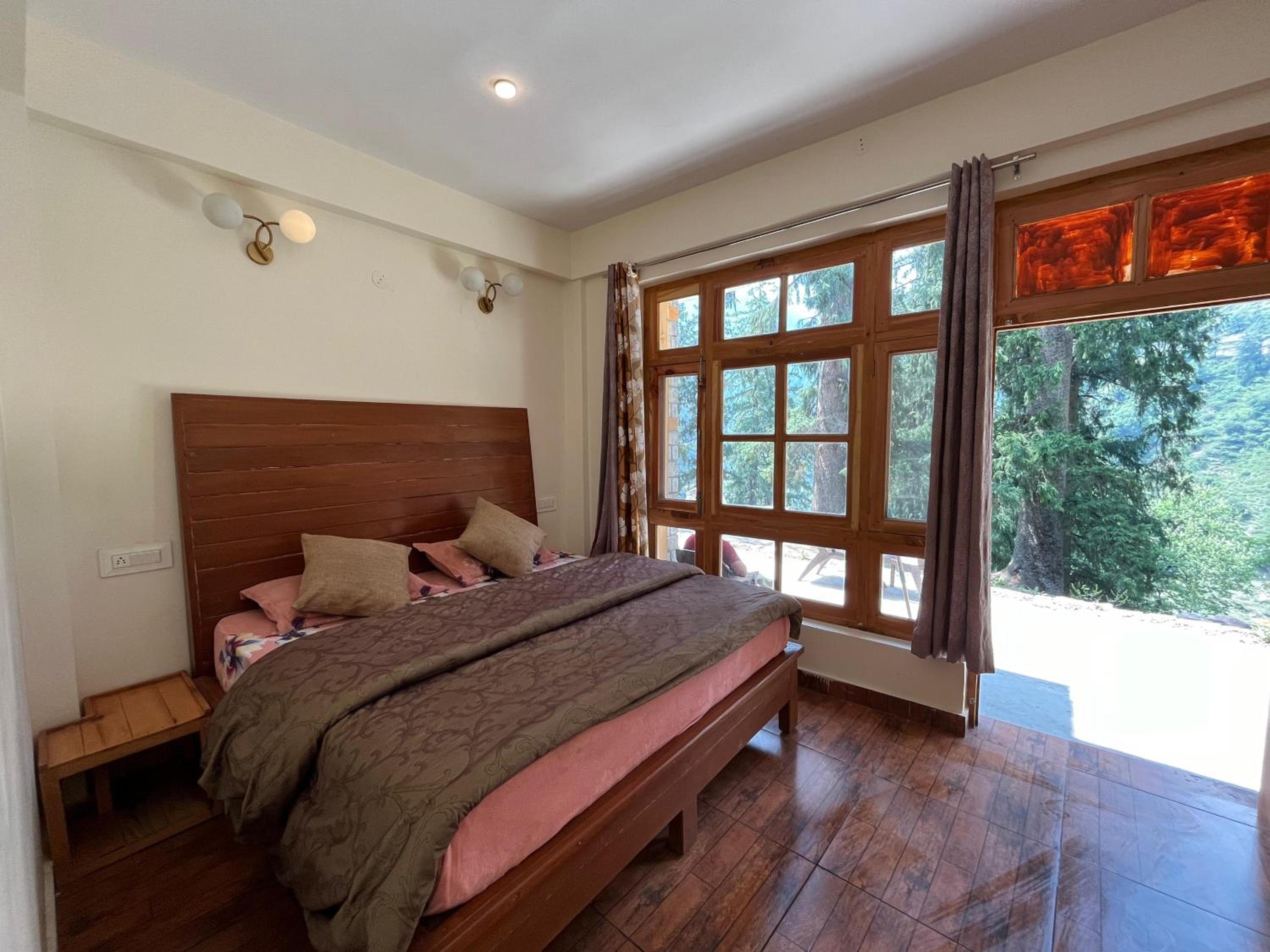 Deluxe Double Room (2 Adults + 1 Child) photo 1