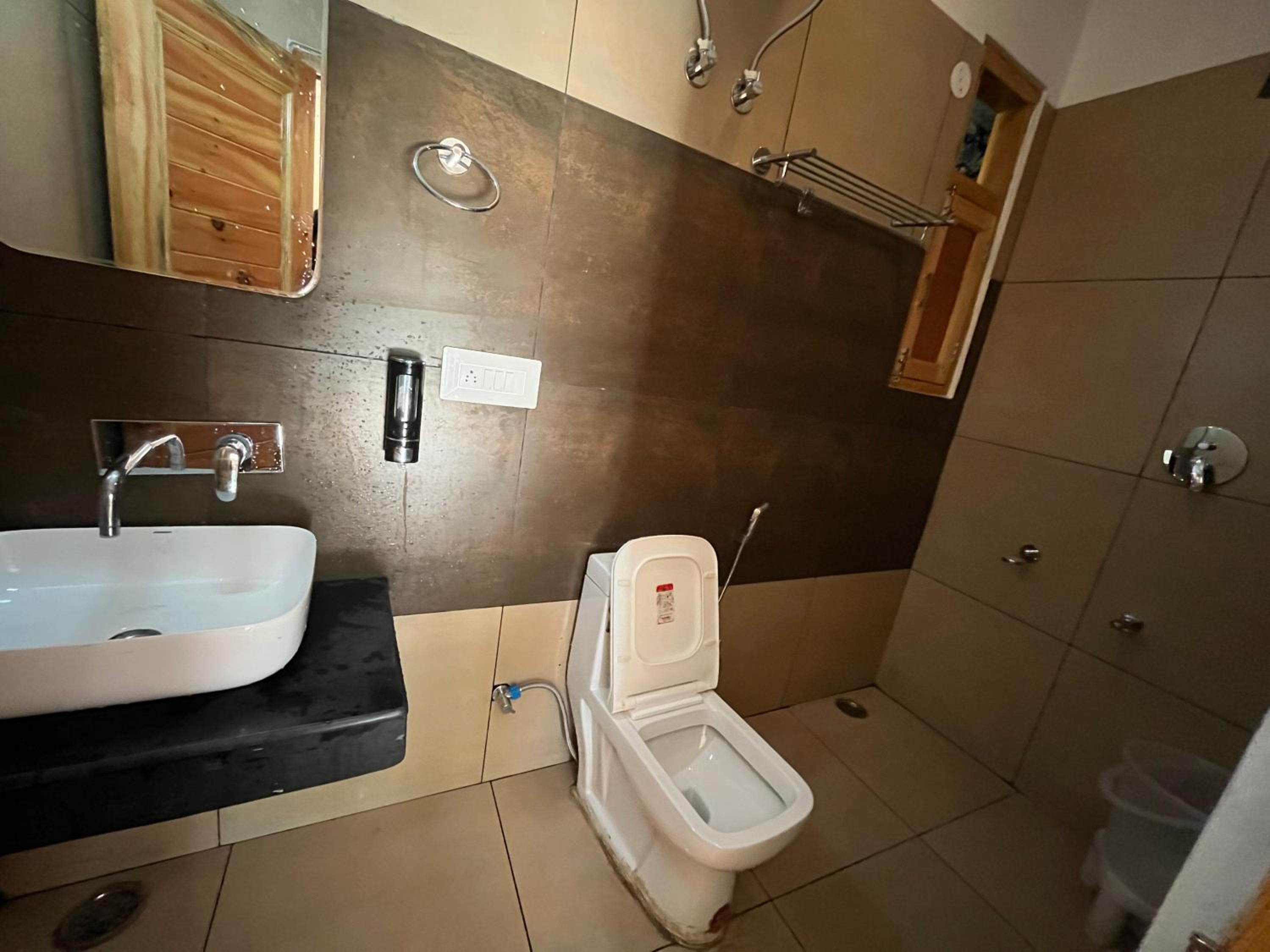 Deluxe Double Room (2 Adults + 1 Child) photo 2
