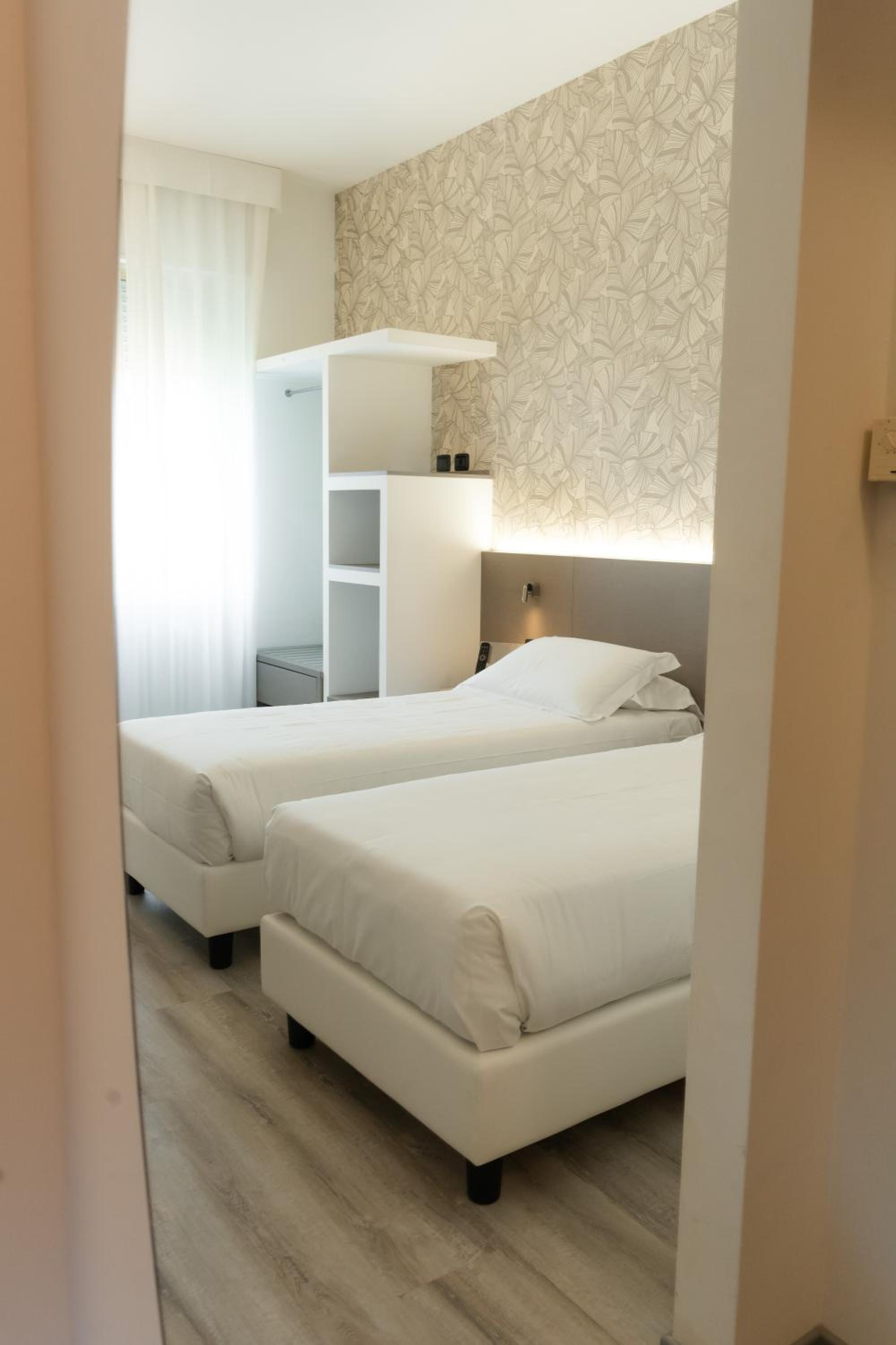Business Twin Room - Photo 5