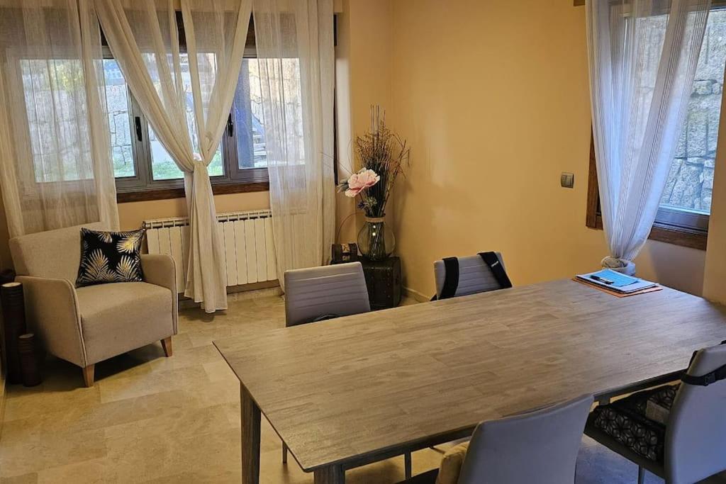 Three-Bedroom House photo 3