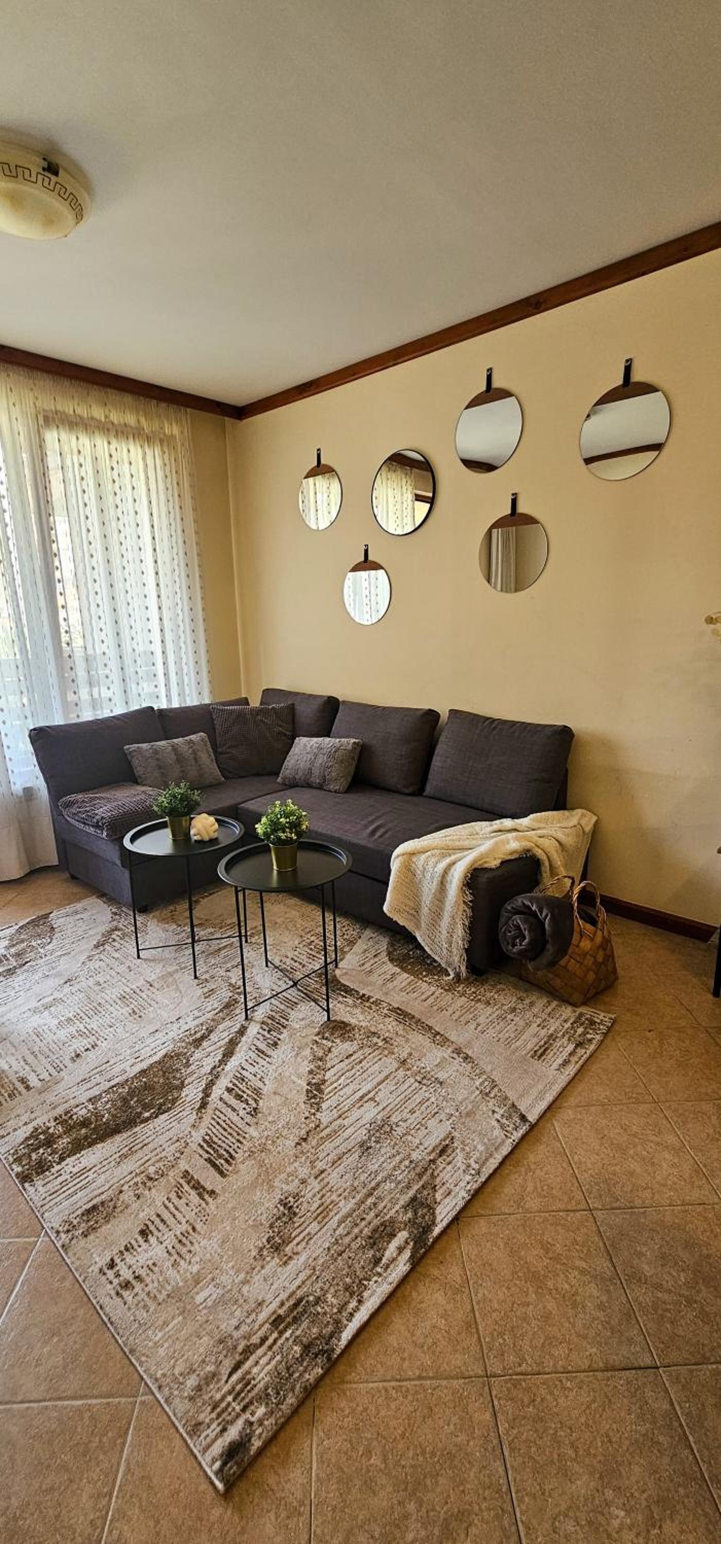 One-Bedroom Apartment photo 1