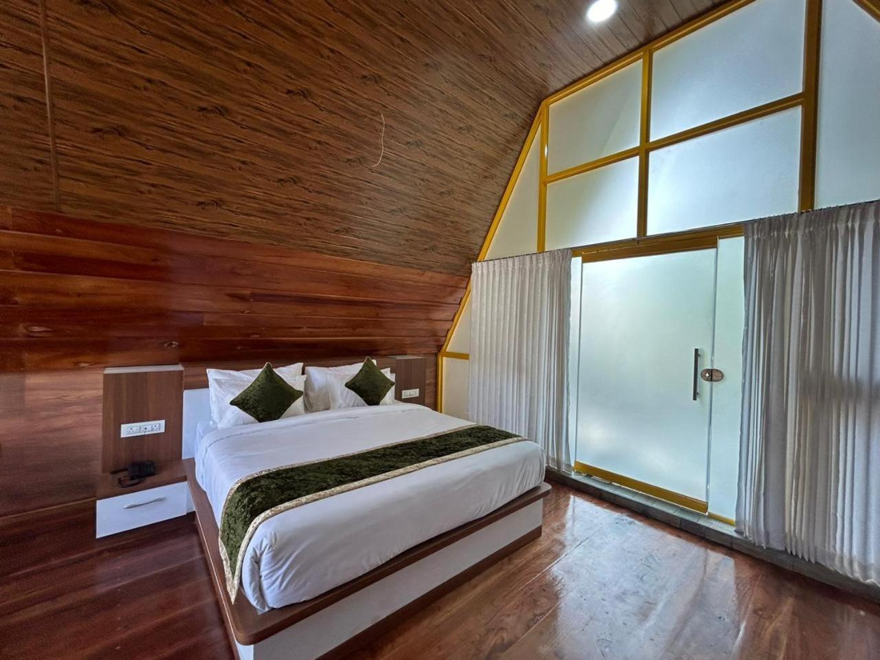 King Room with Lake View photo 2