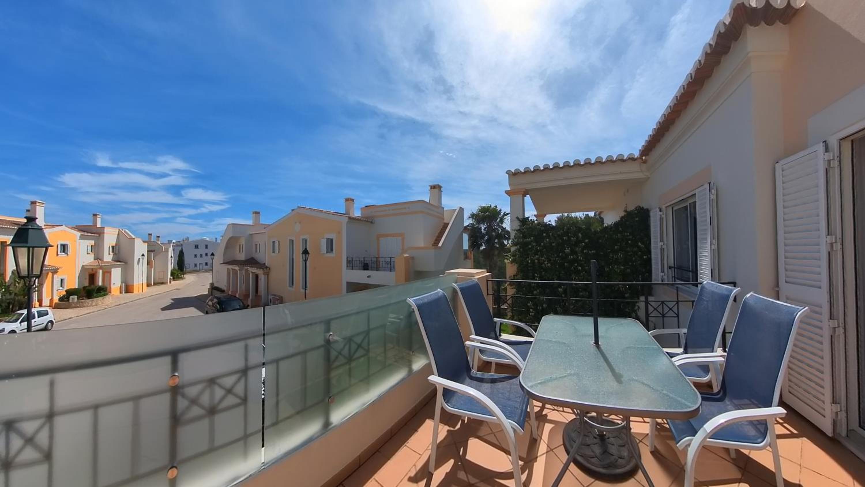 Deluxe Two-Bedroom Apartment with Garden View photo 2