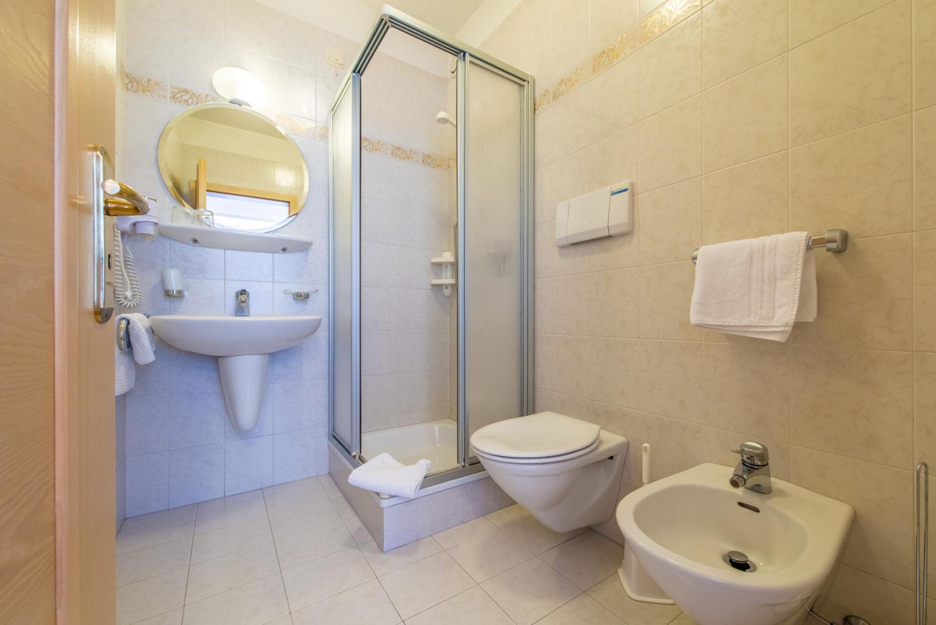 Double Room with Balcony - Photo 3