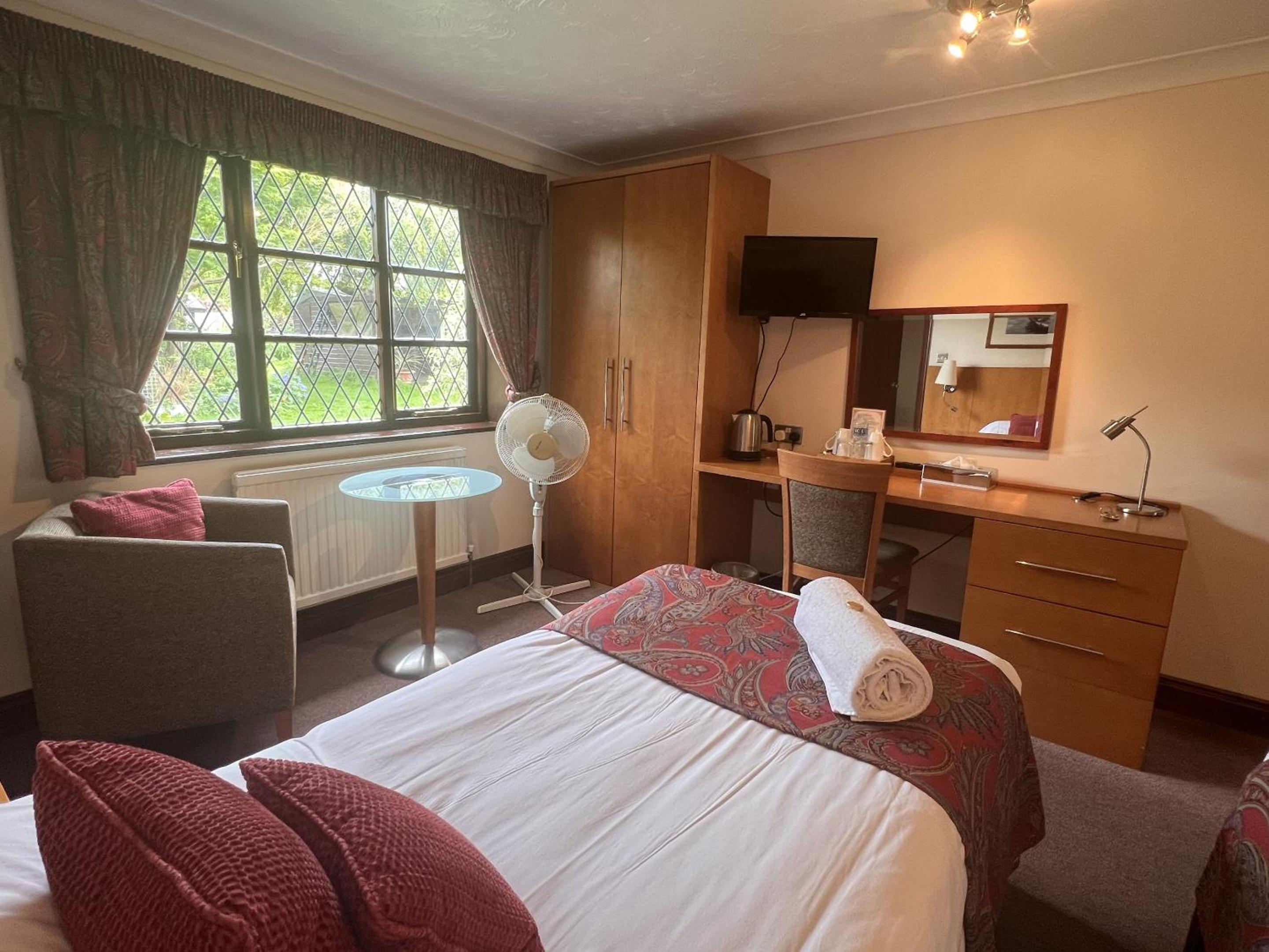 Twin Room with Bath photo 2