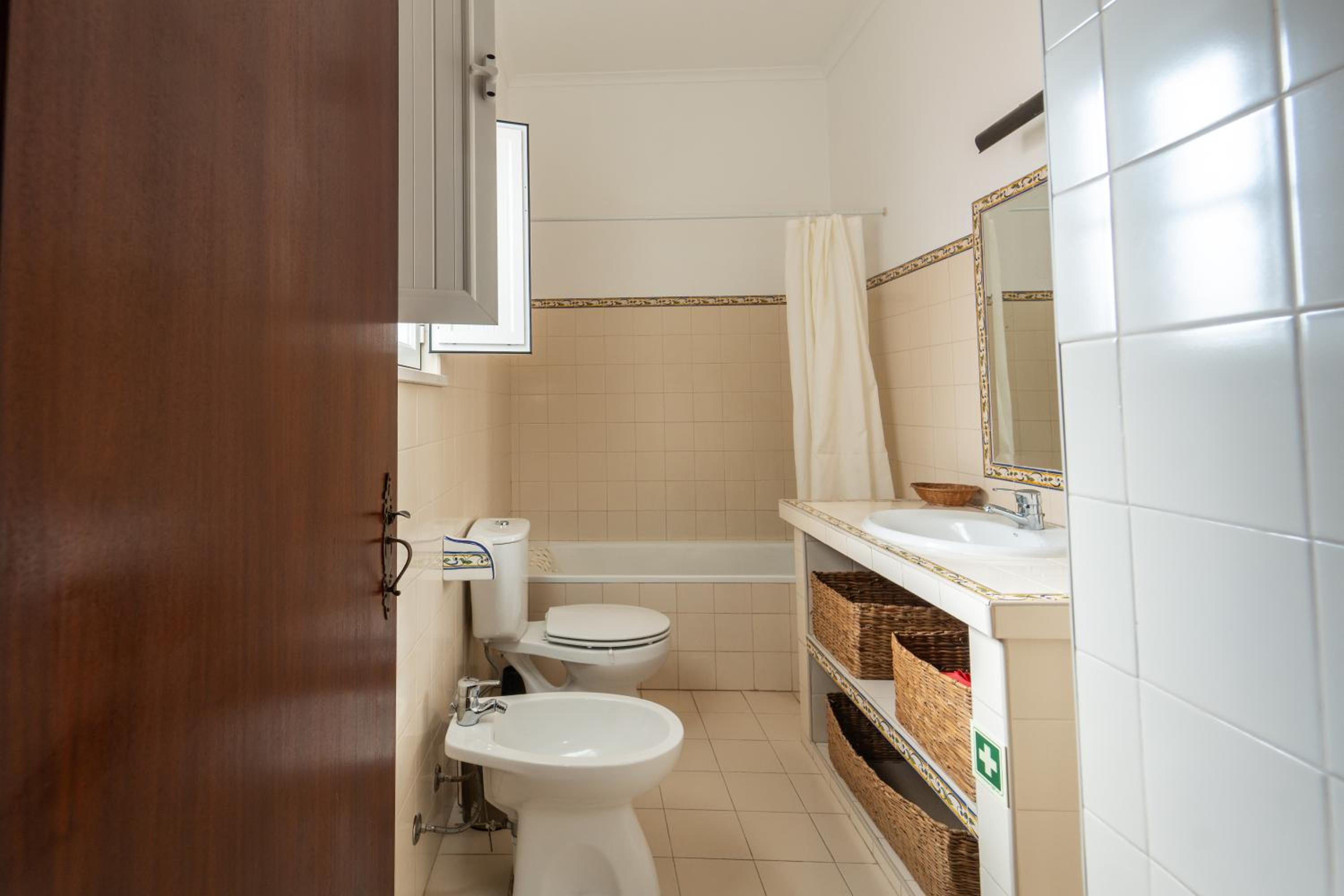 Quadruple Room with Bath - Photo 5