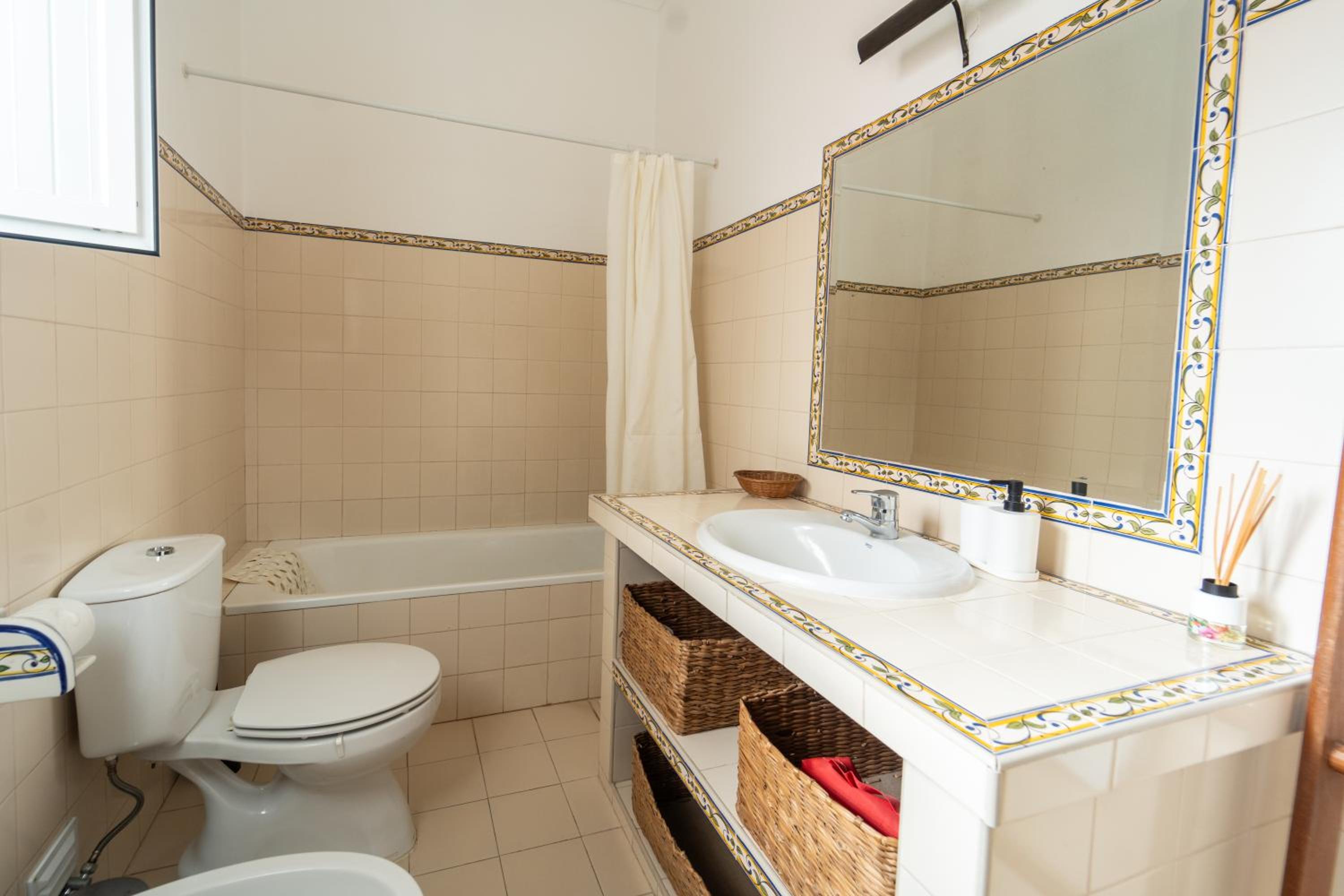 Quadruple Room with Bath - Photo 4