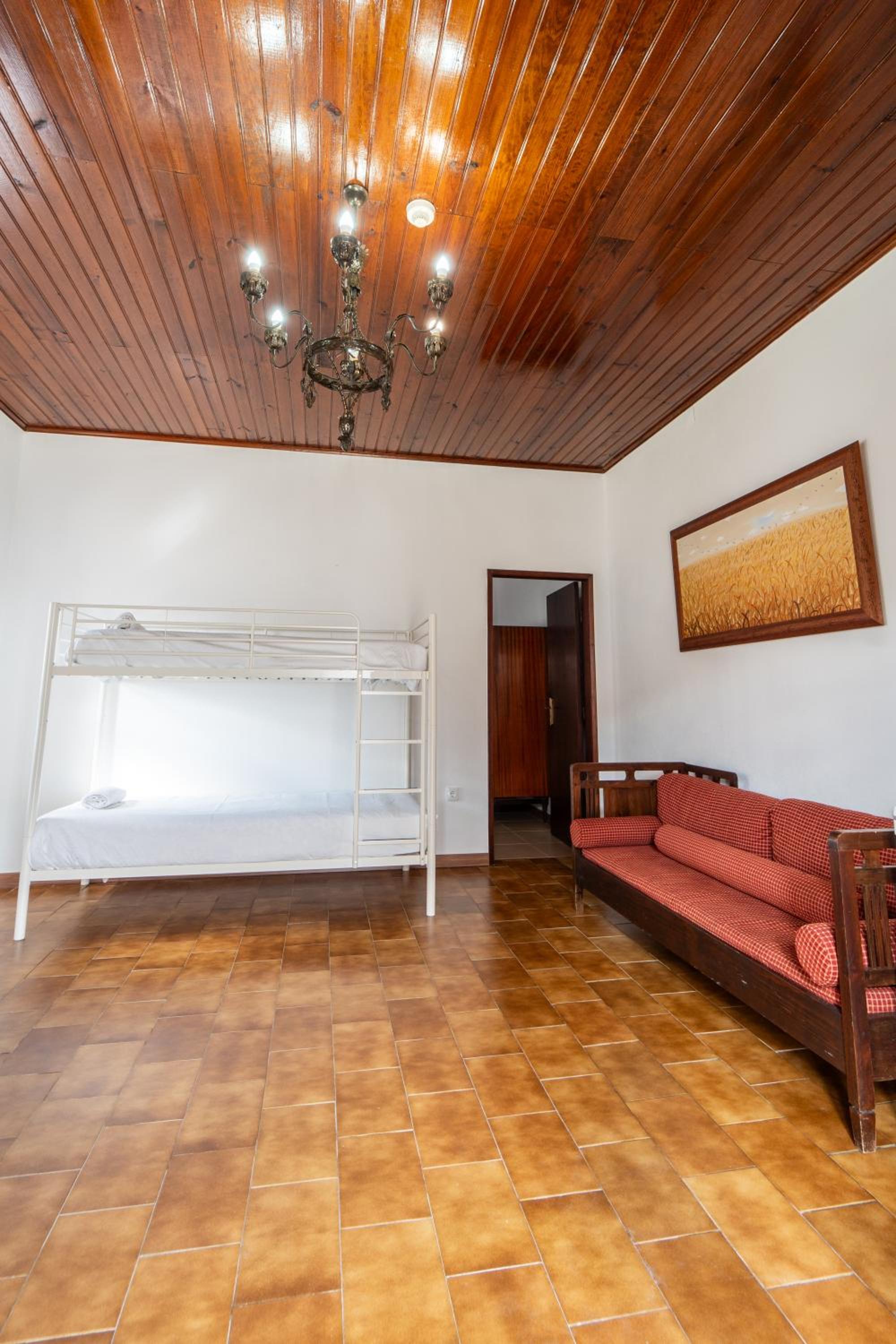 Quadruple Room with Bath - Photo 2