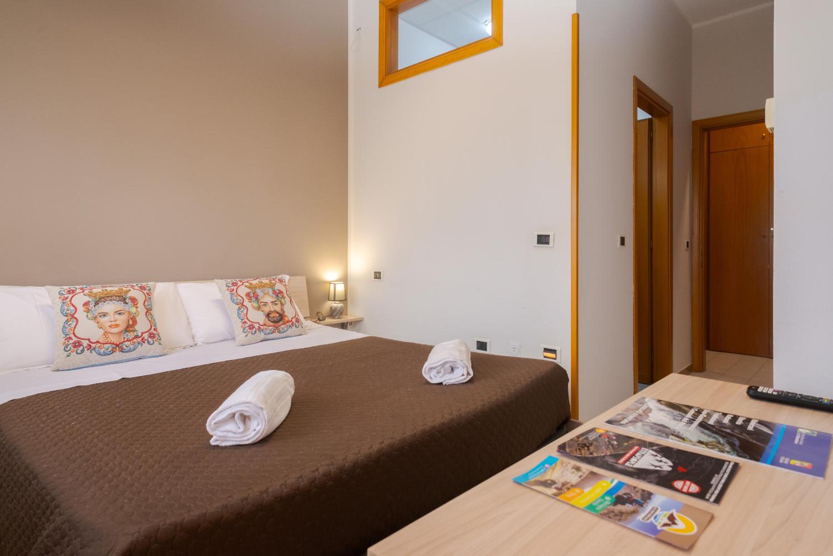 Double Room with Private Bathroom - Photo 1