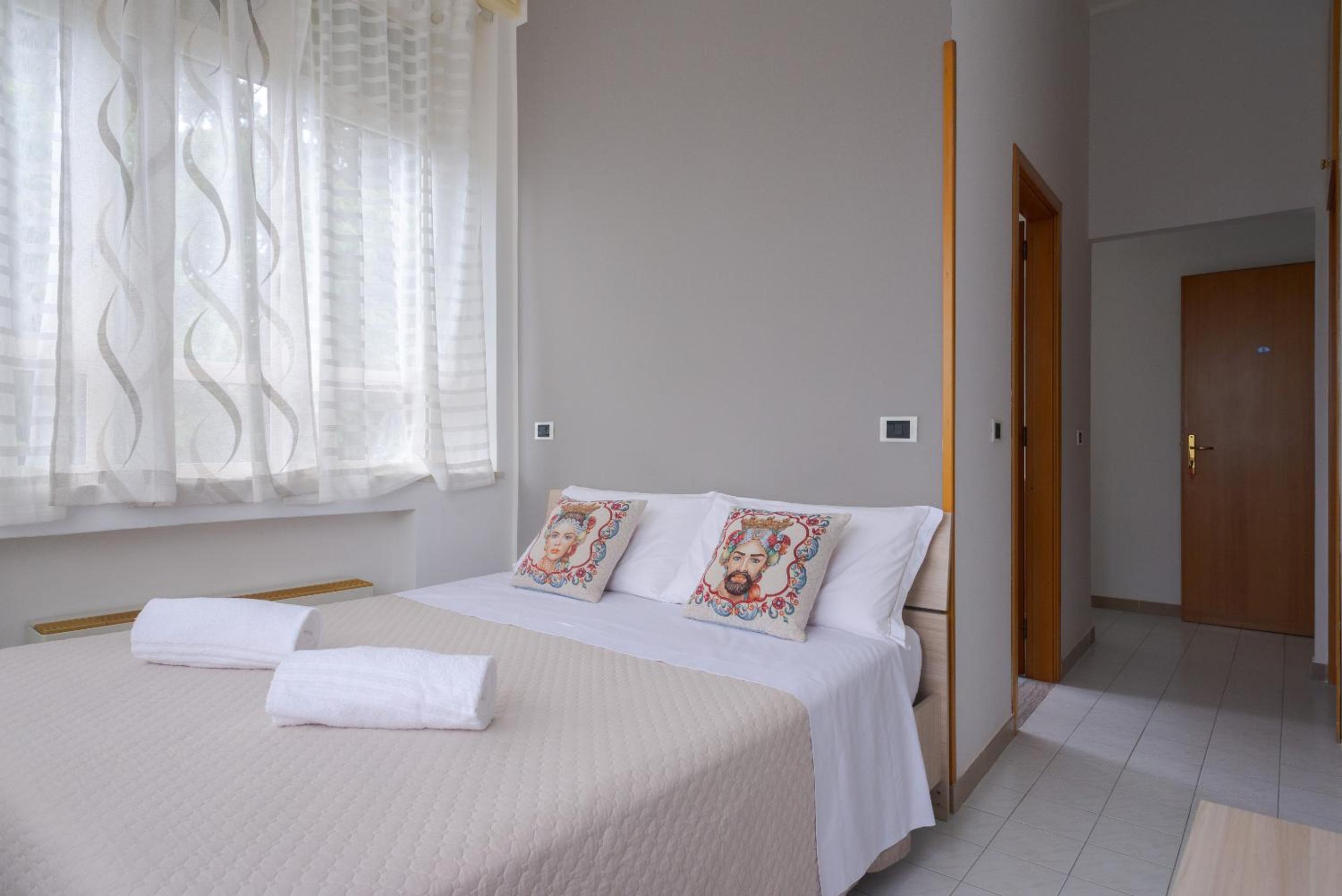 Double Room with Private Bathroom - Photo 2