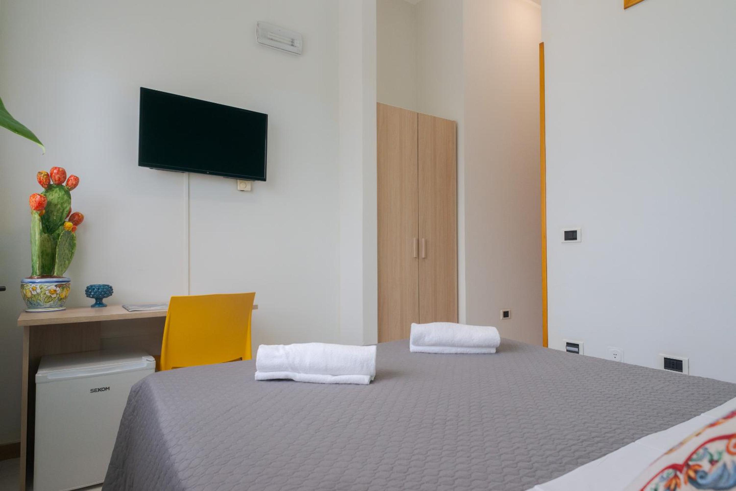 Double Room with Private Bathroom - Photo 4