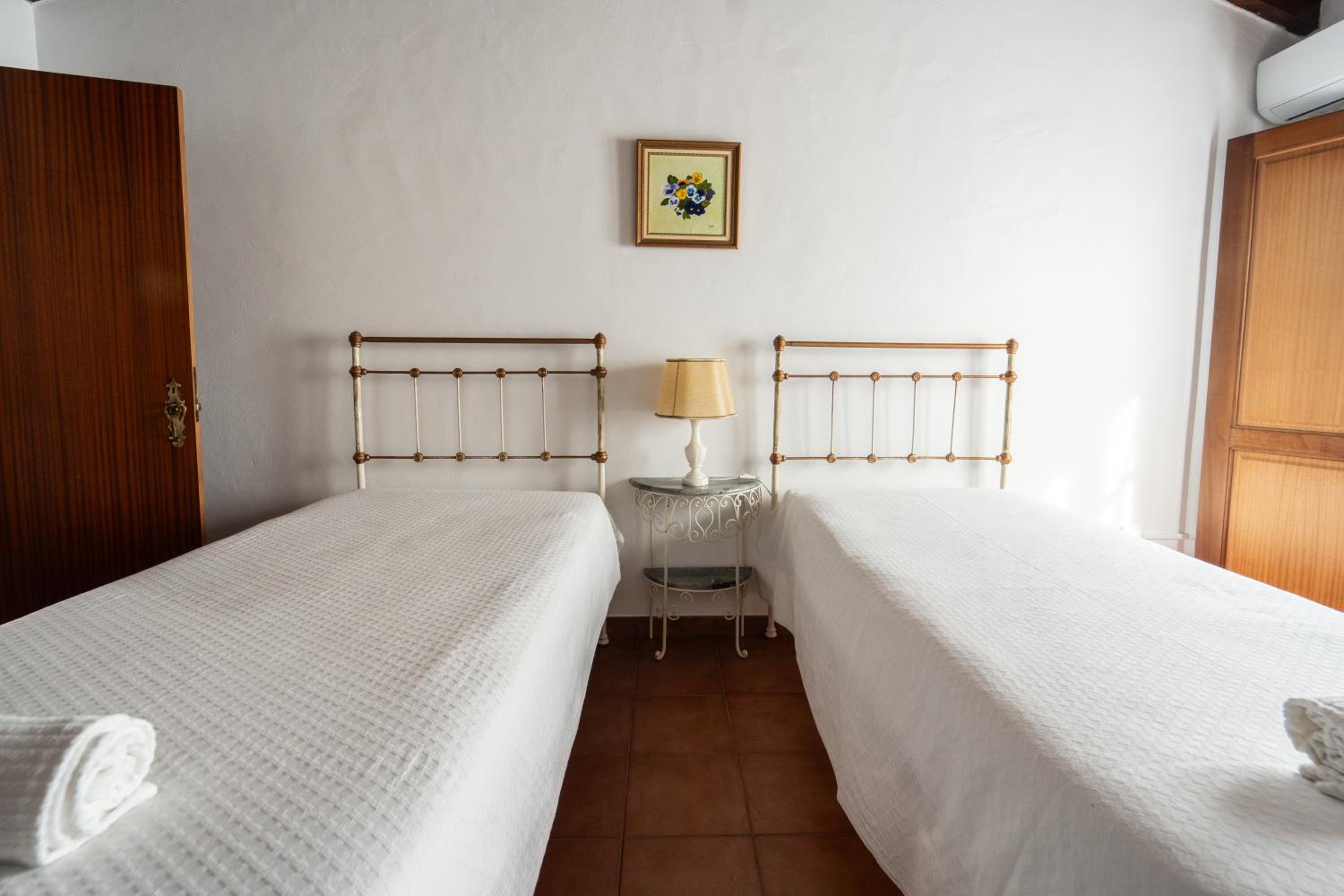 Deluxe Double Room with Bath - Photo 3