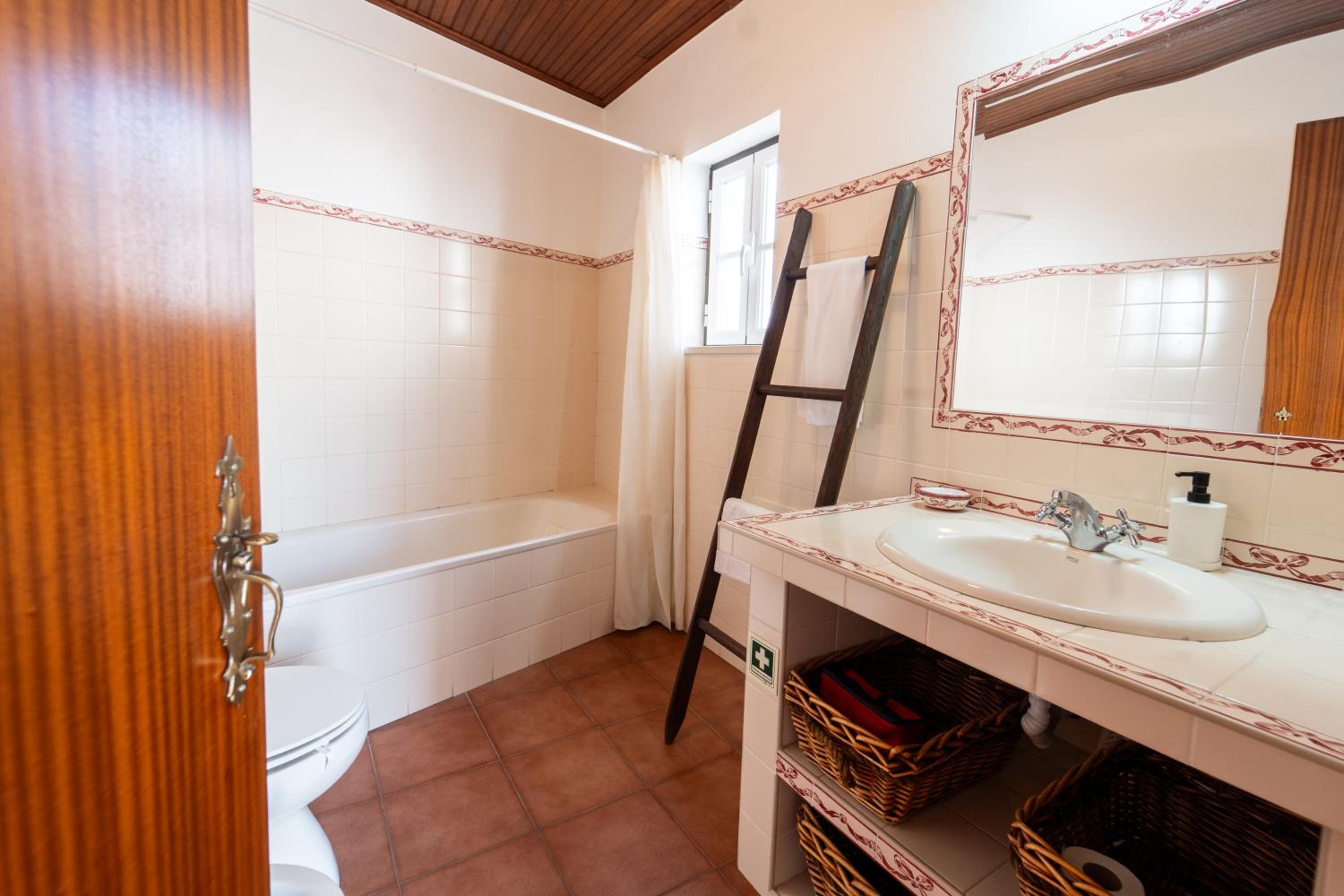 Deluxe Double Room with Bath - Photo 4
