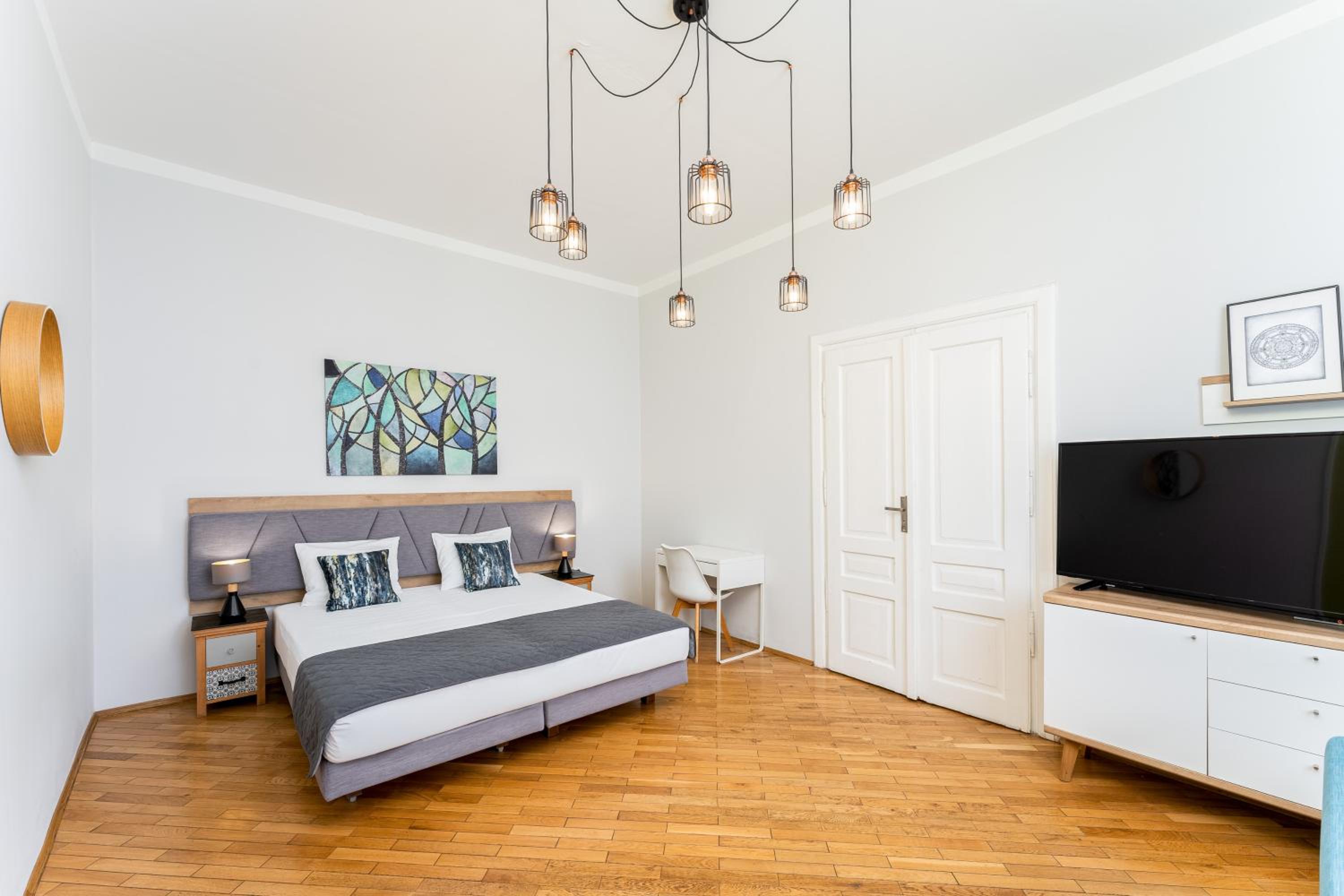 Deluxe 2-Bedroom Apartment