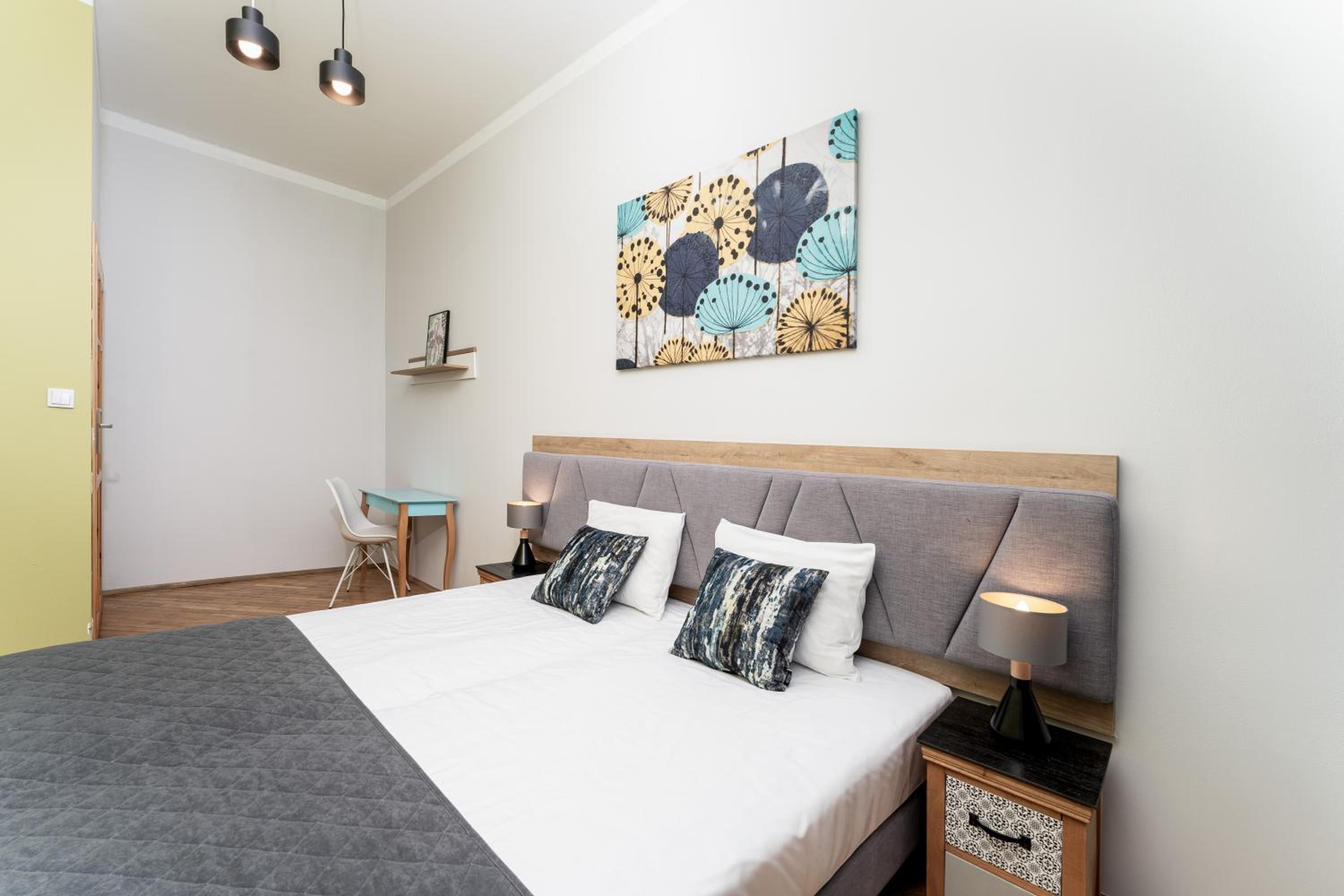 Deluxe 3-bedroom Apartment with balcony