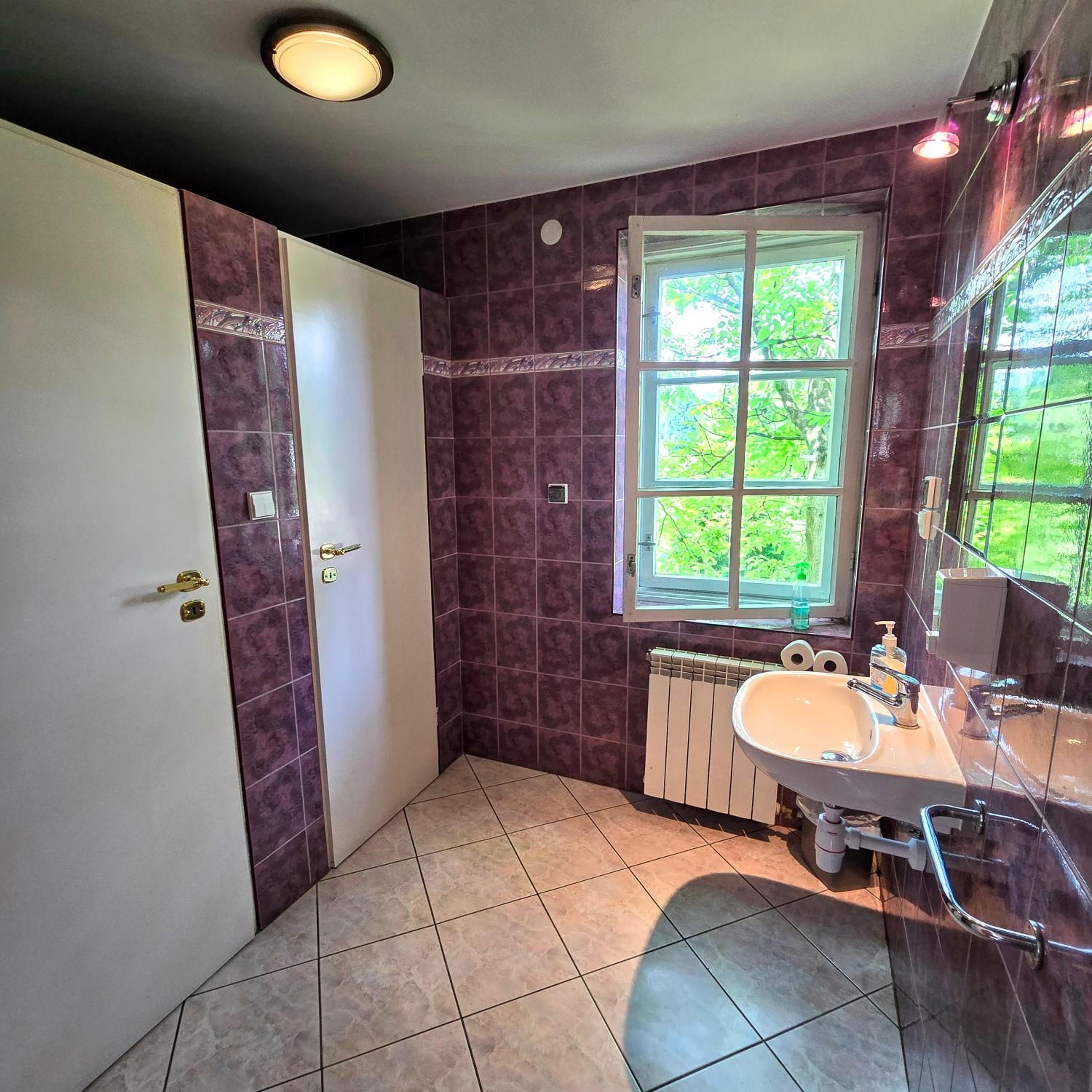 Budget Double Room - Photo 12