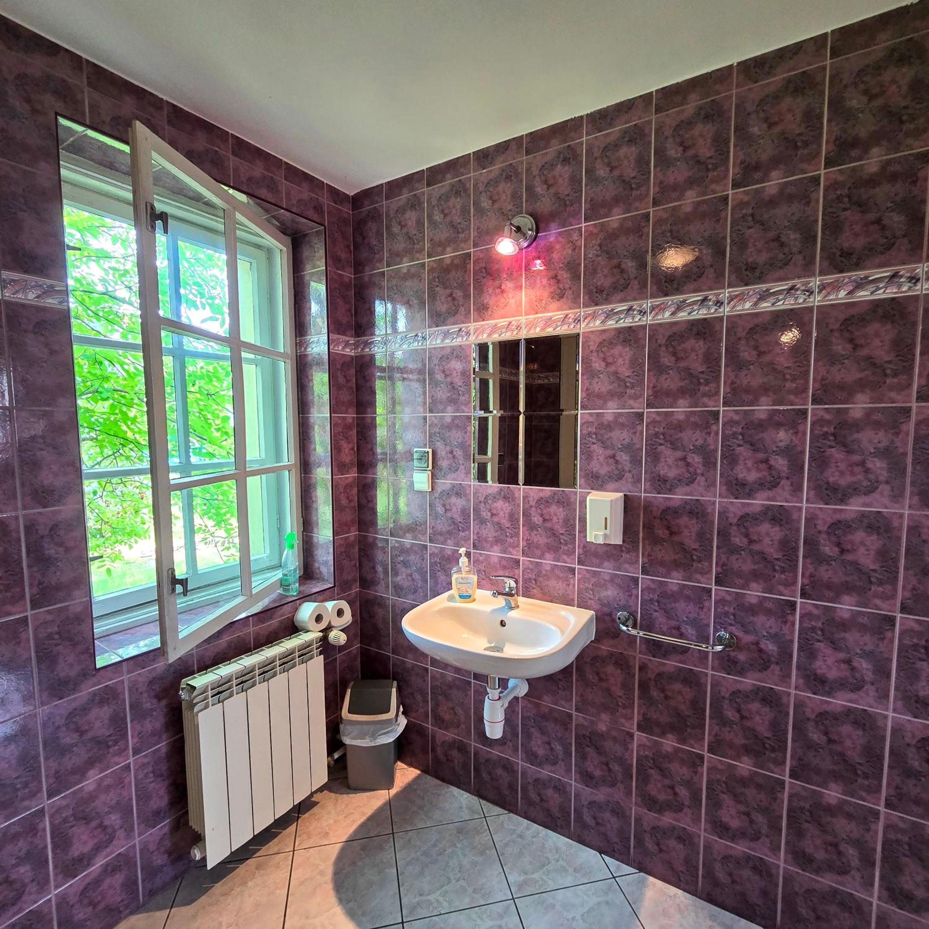 Budget Double Room - Photo 10