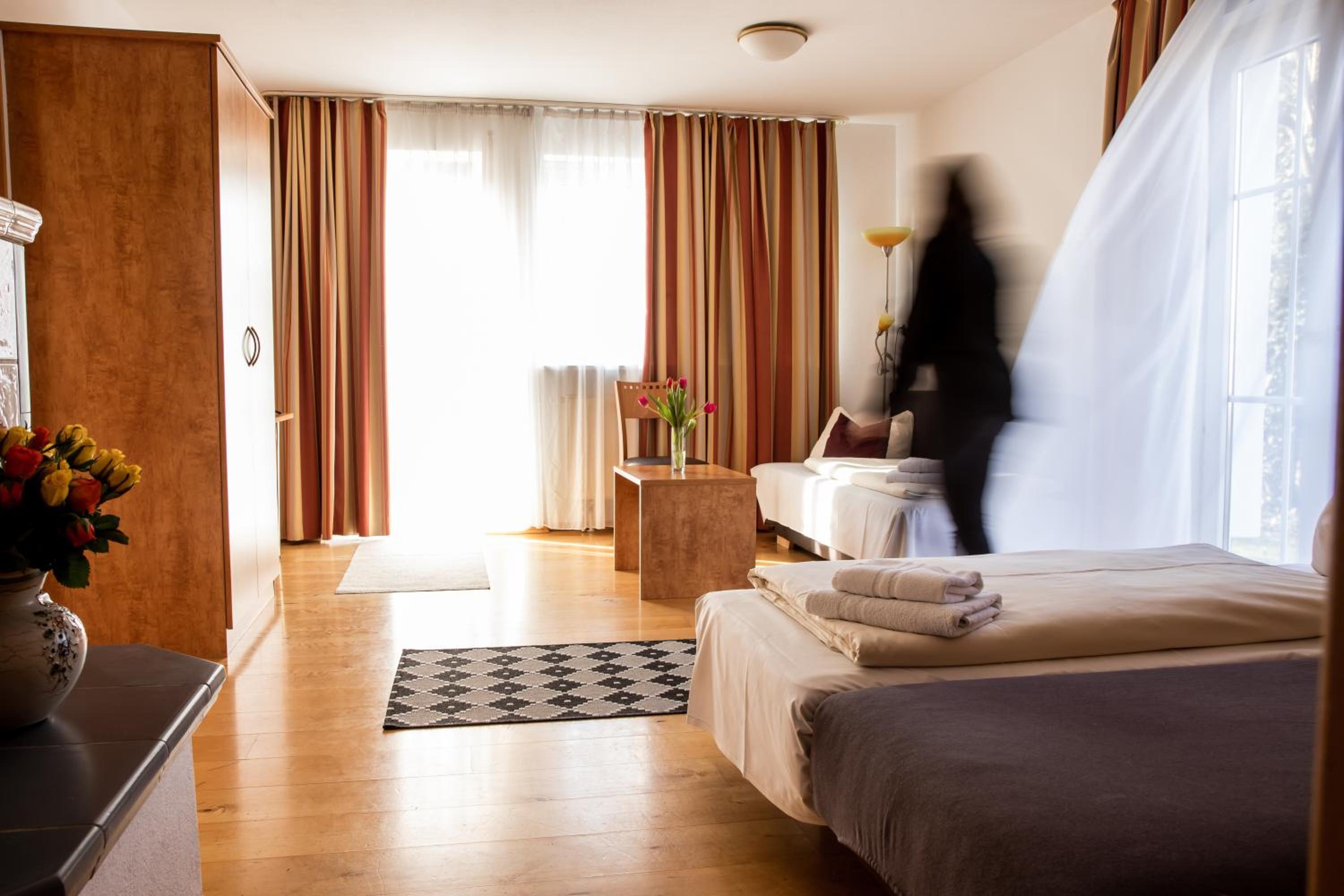 One-Bedroom Apartment (6 Adults) - Photo 12