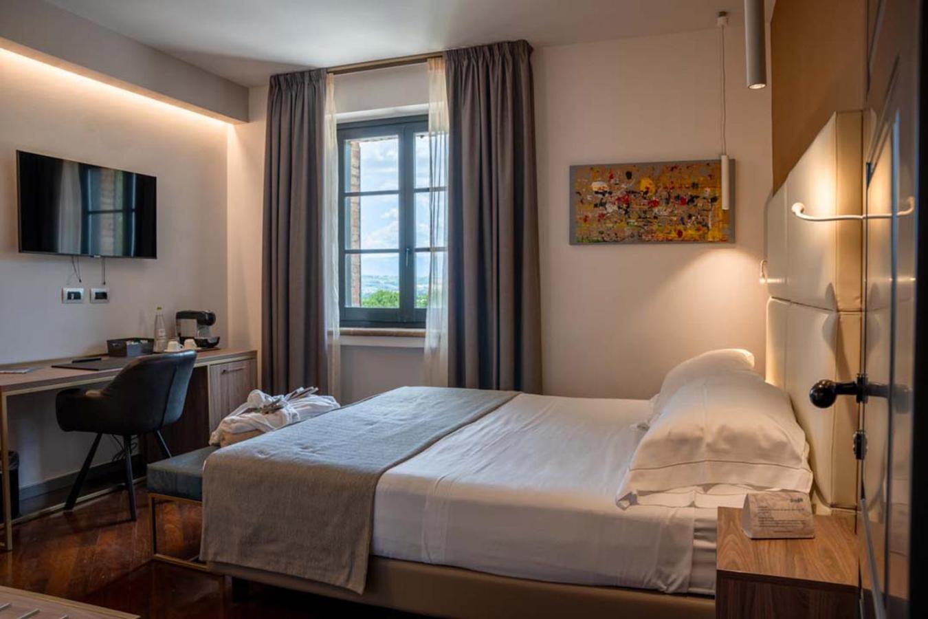 Deluxe King Room - Photo 15
