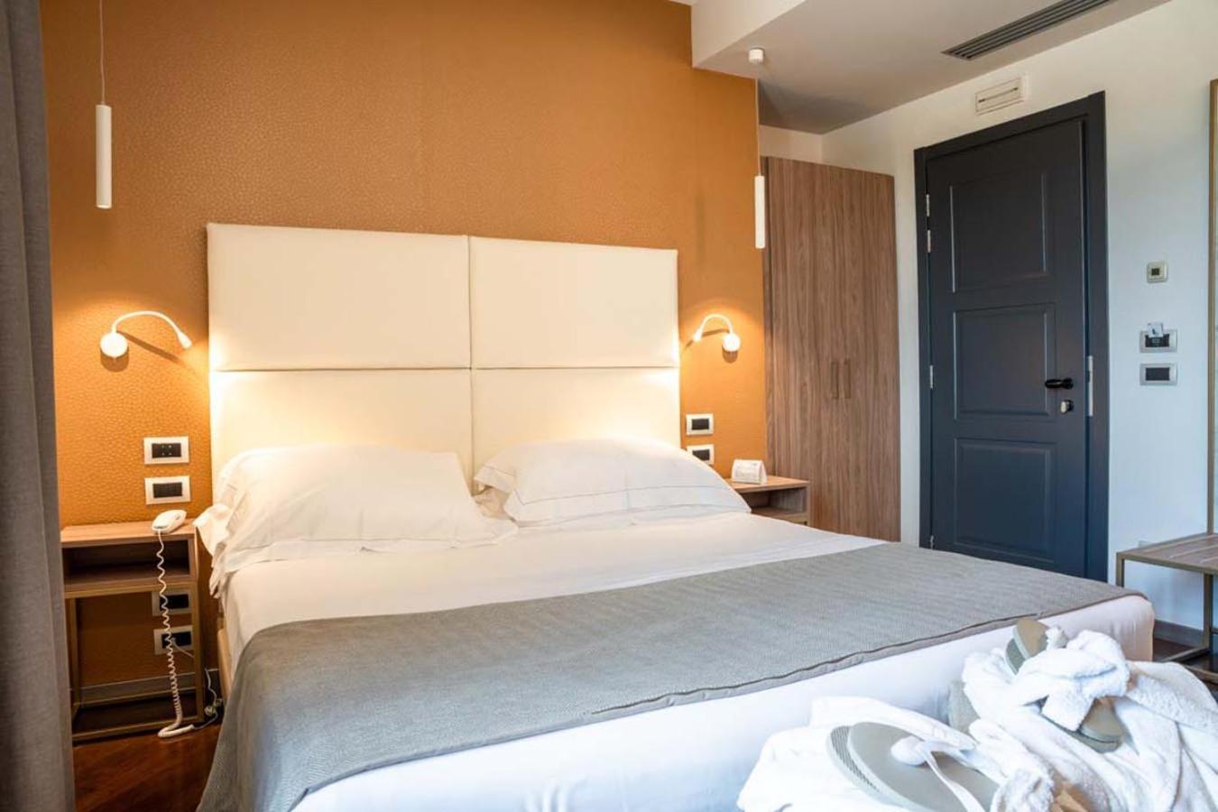 Deluxe King Room - Photo 14