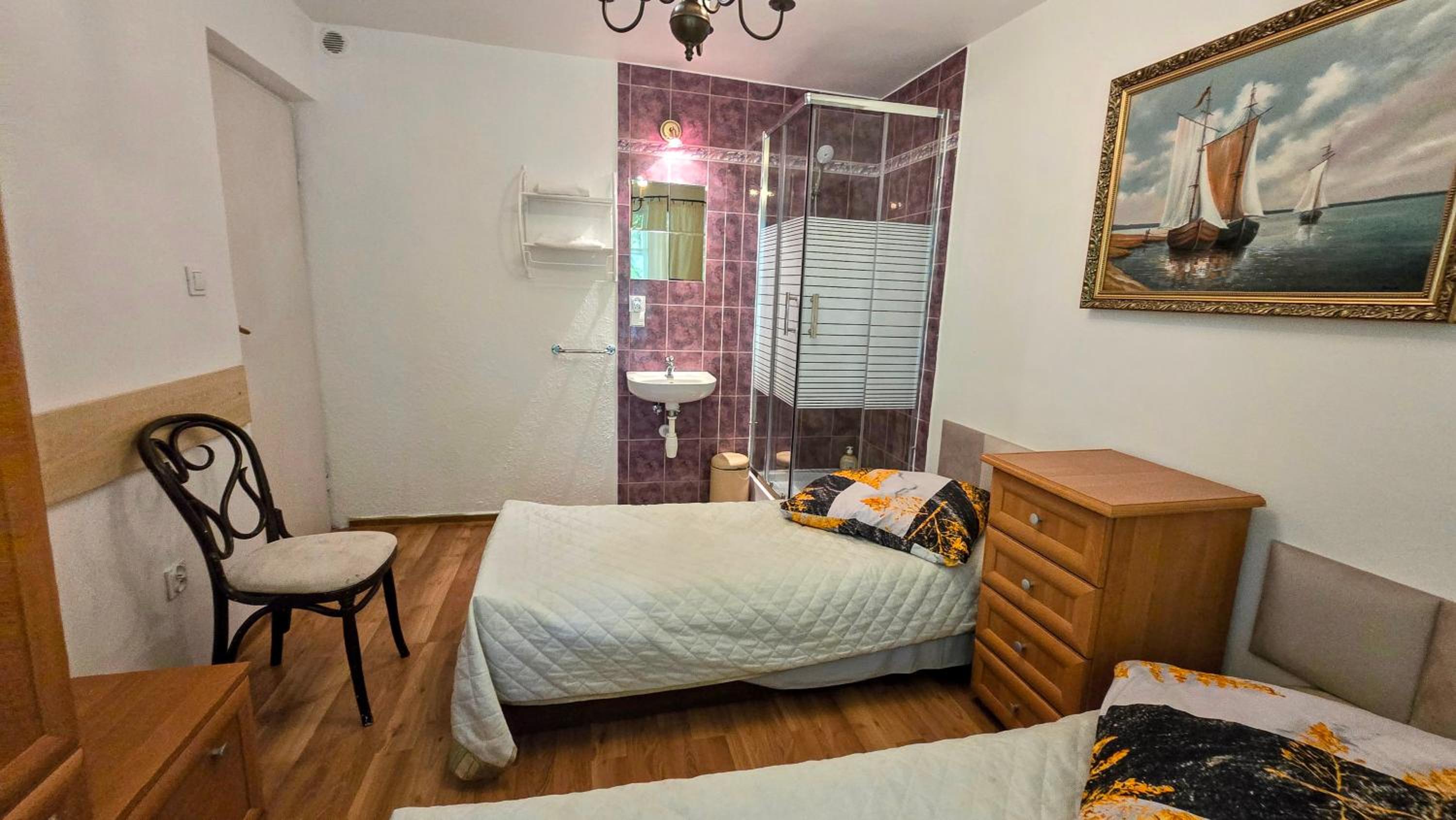 Budget Double Room - Photo 2