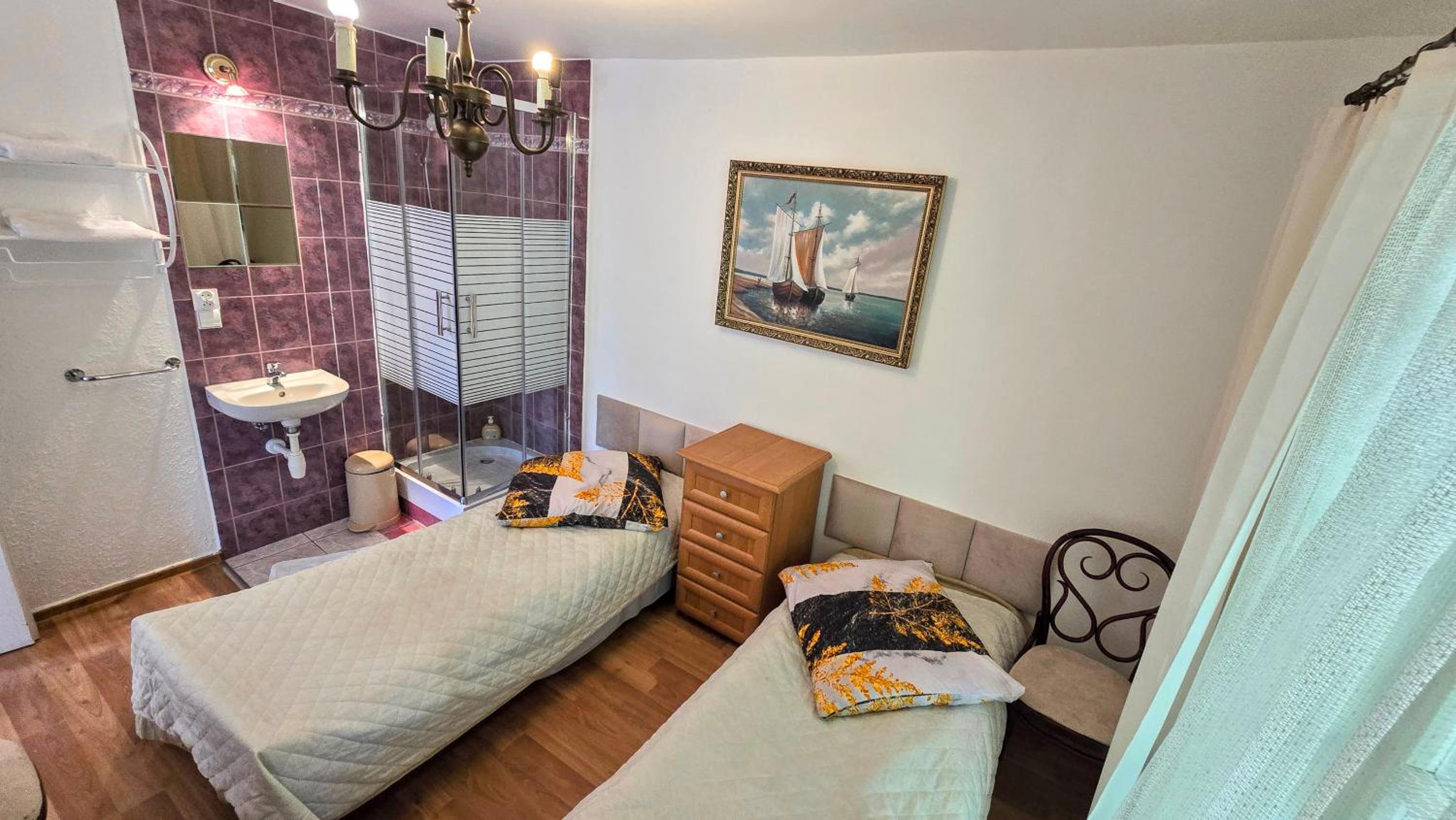 Budget Double Room - Photo 4