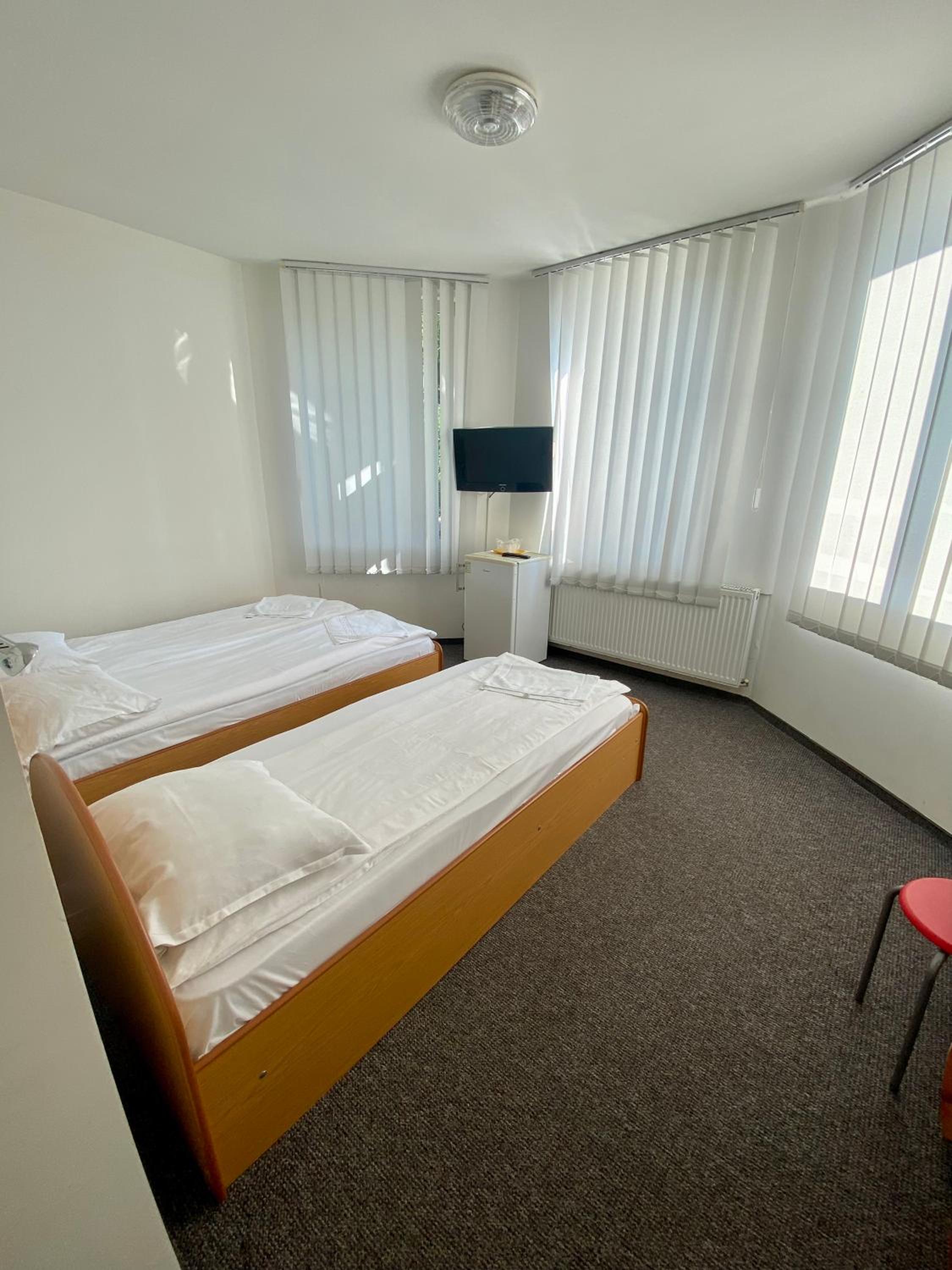 Economy Triple Room photo 1