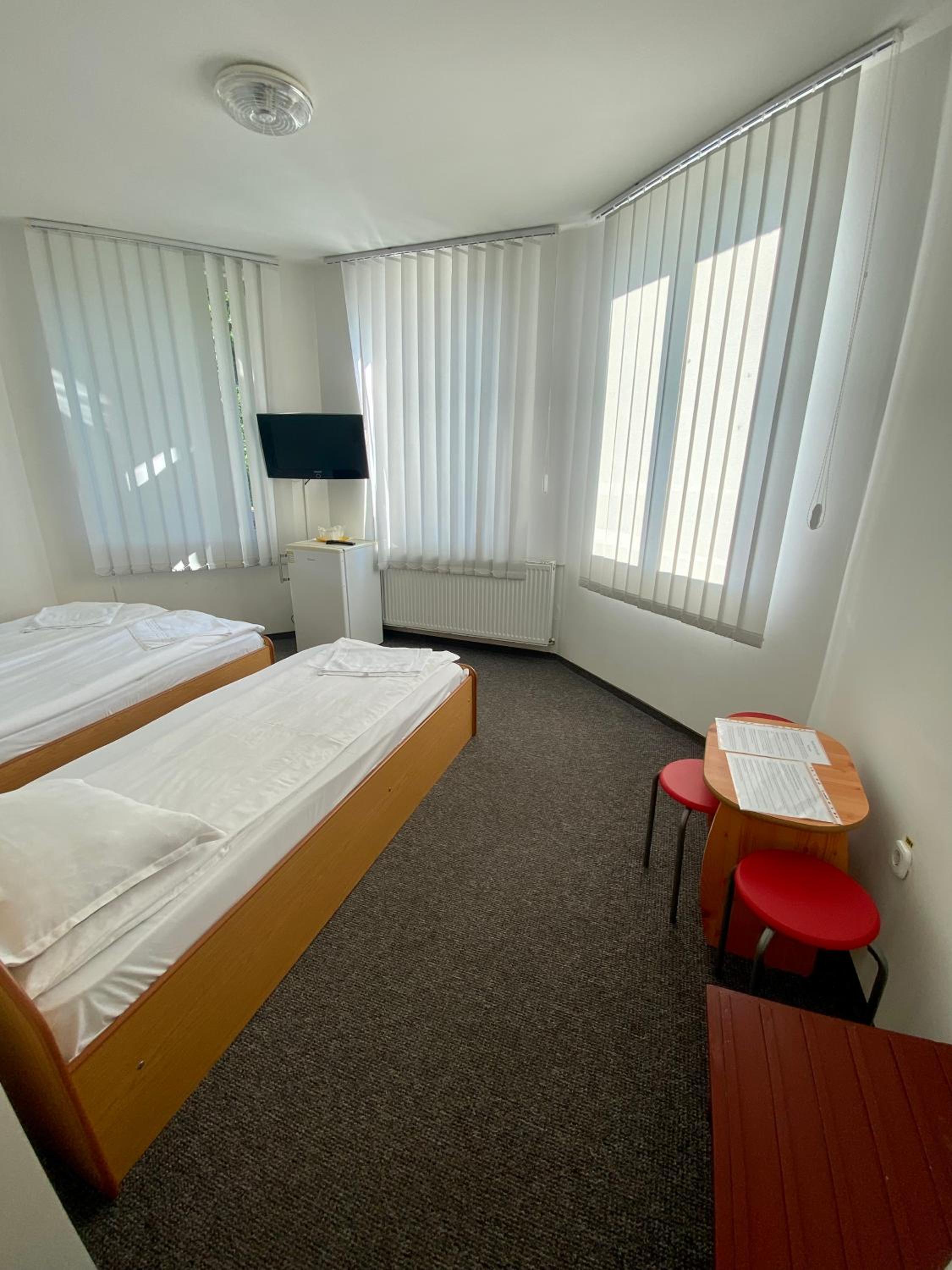 Economy Triple Room photo 2