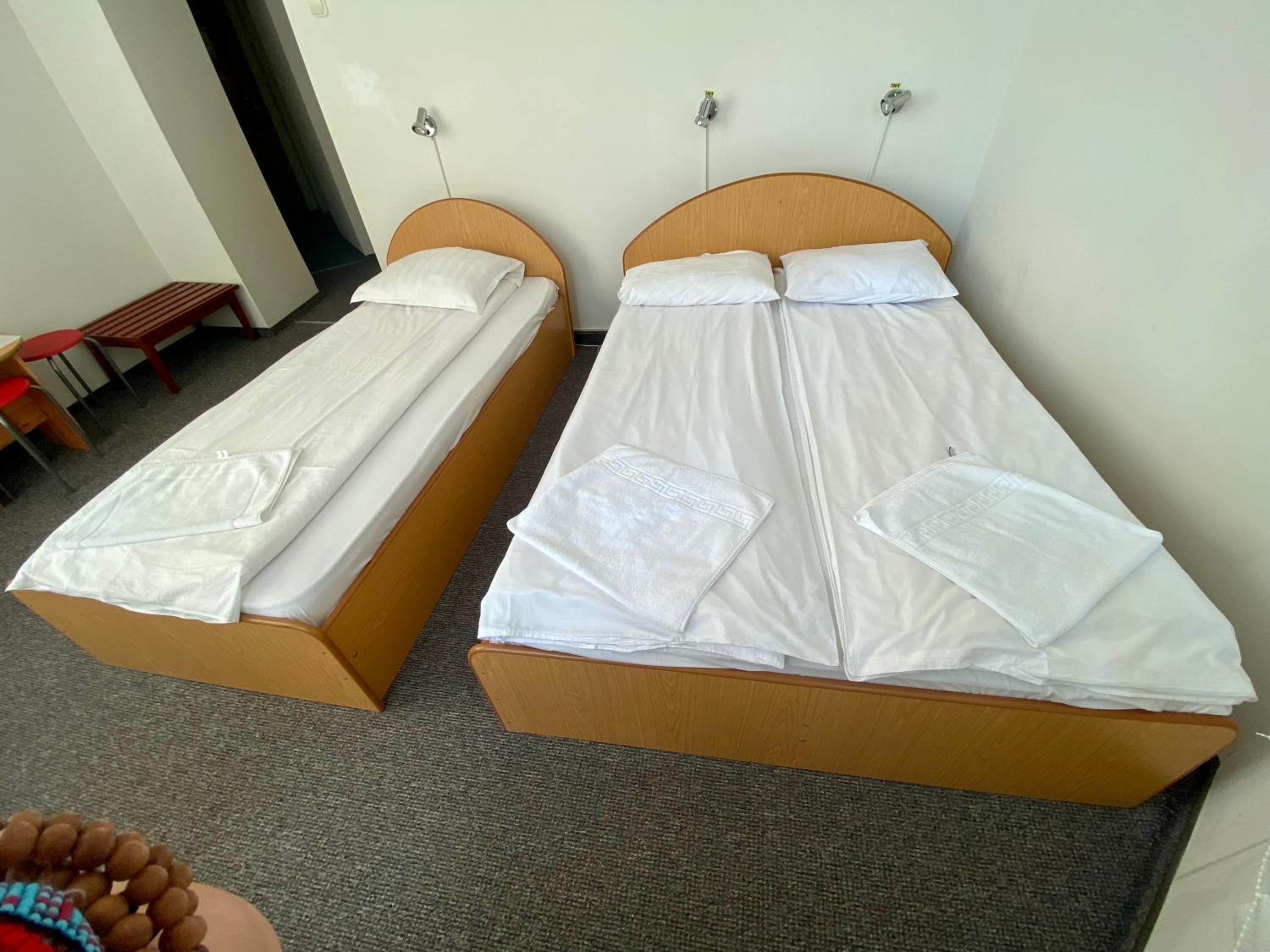 Economy Triple Room photo 3