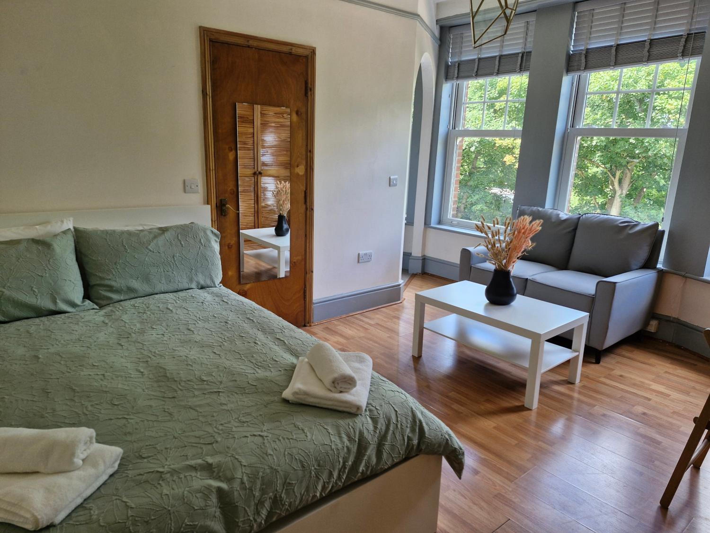 One-Bedroom Apartment photo 1