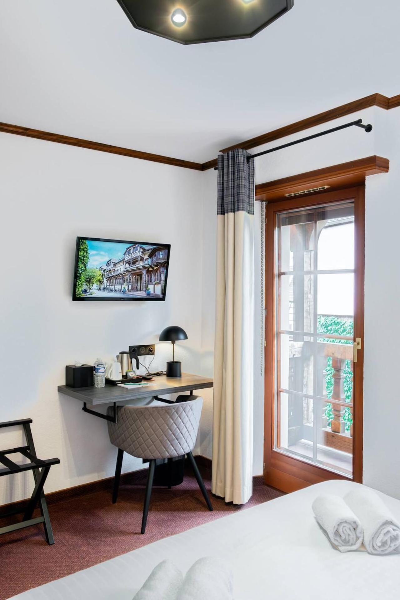 Double Room with Balcony - Photo 3
