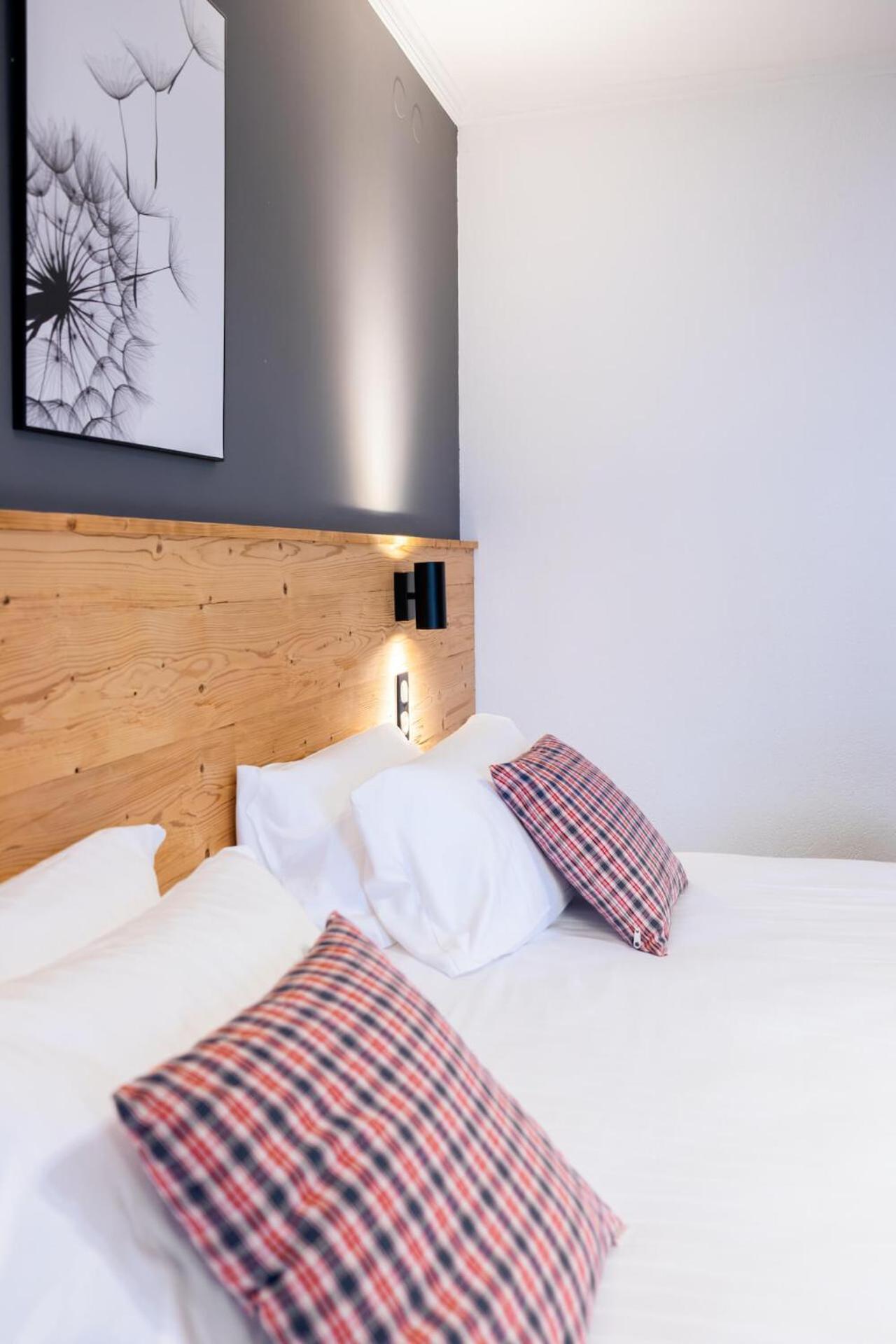 Deluxe Double or Twin Room with Balcony - Photo 1