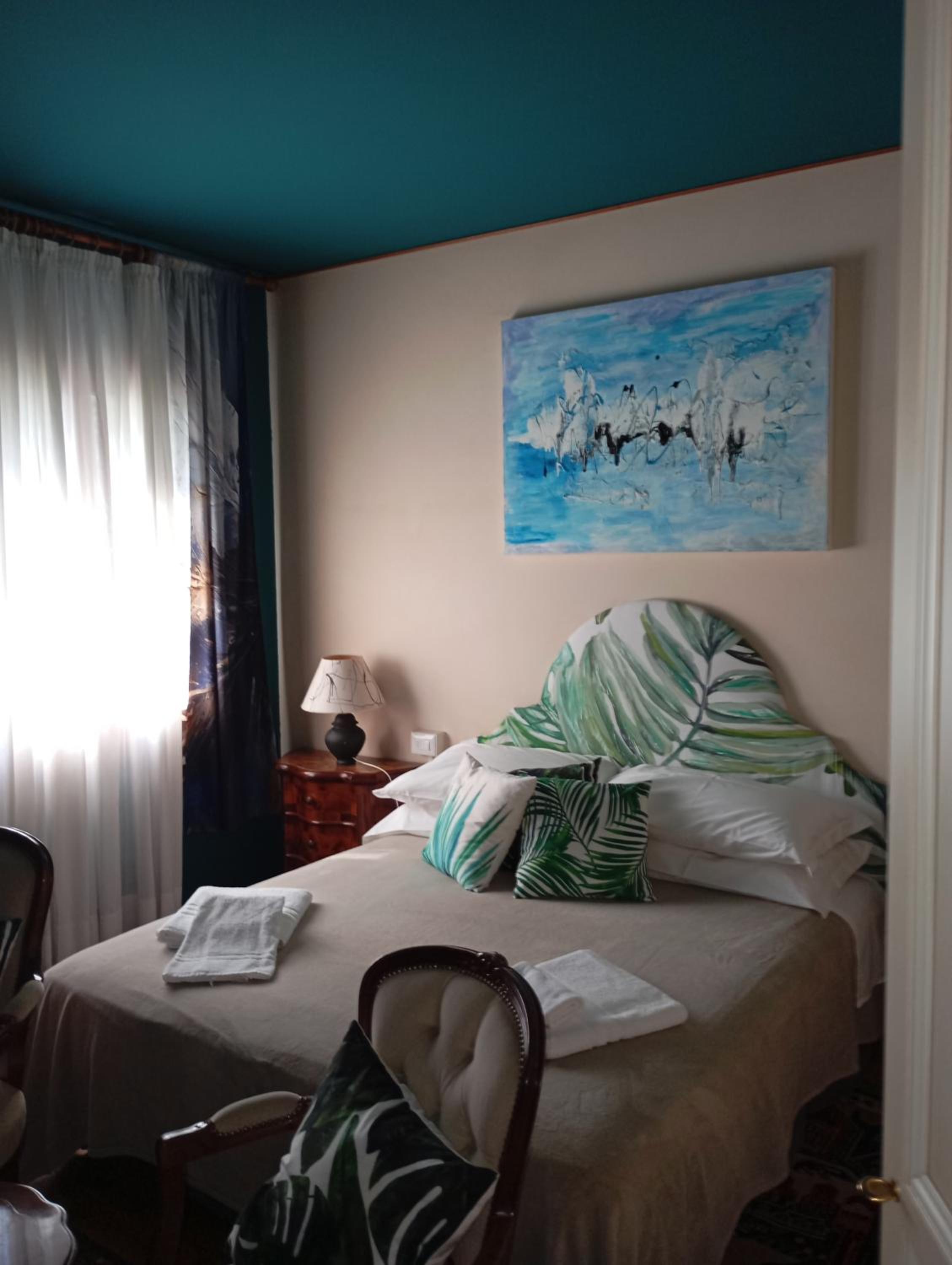 Double Room with Private Bathroom - Photo 18