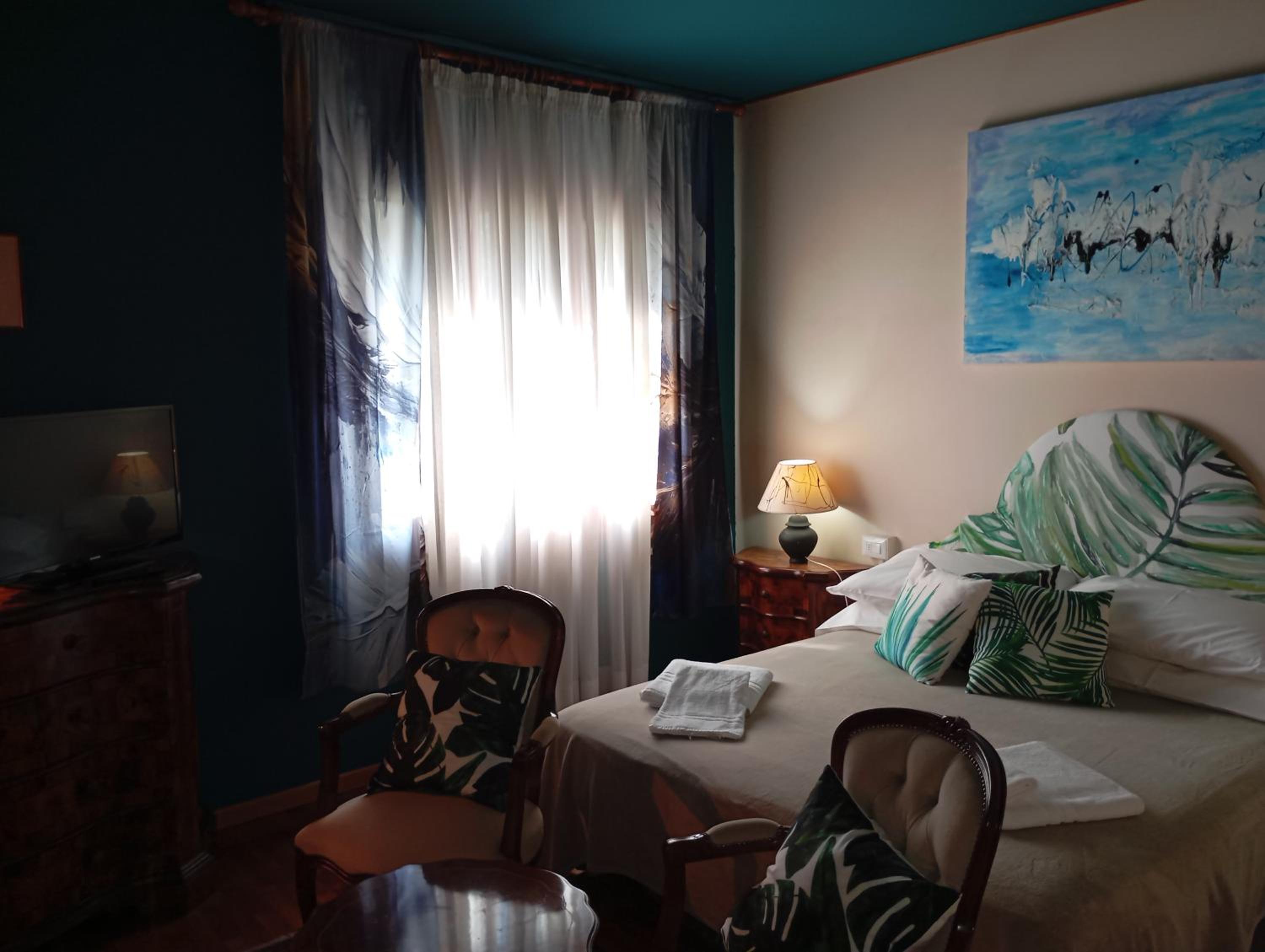 Double Room with Private Bathroom - Photo 30