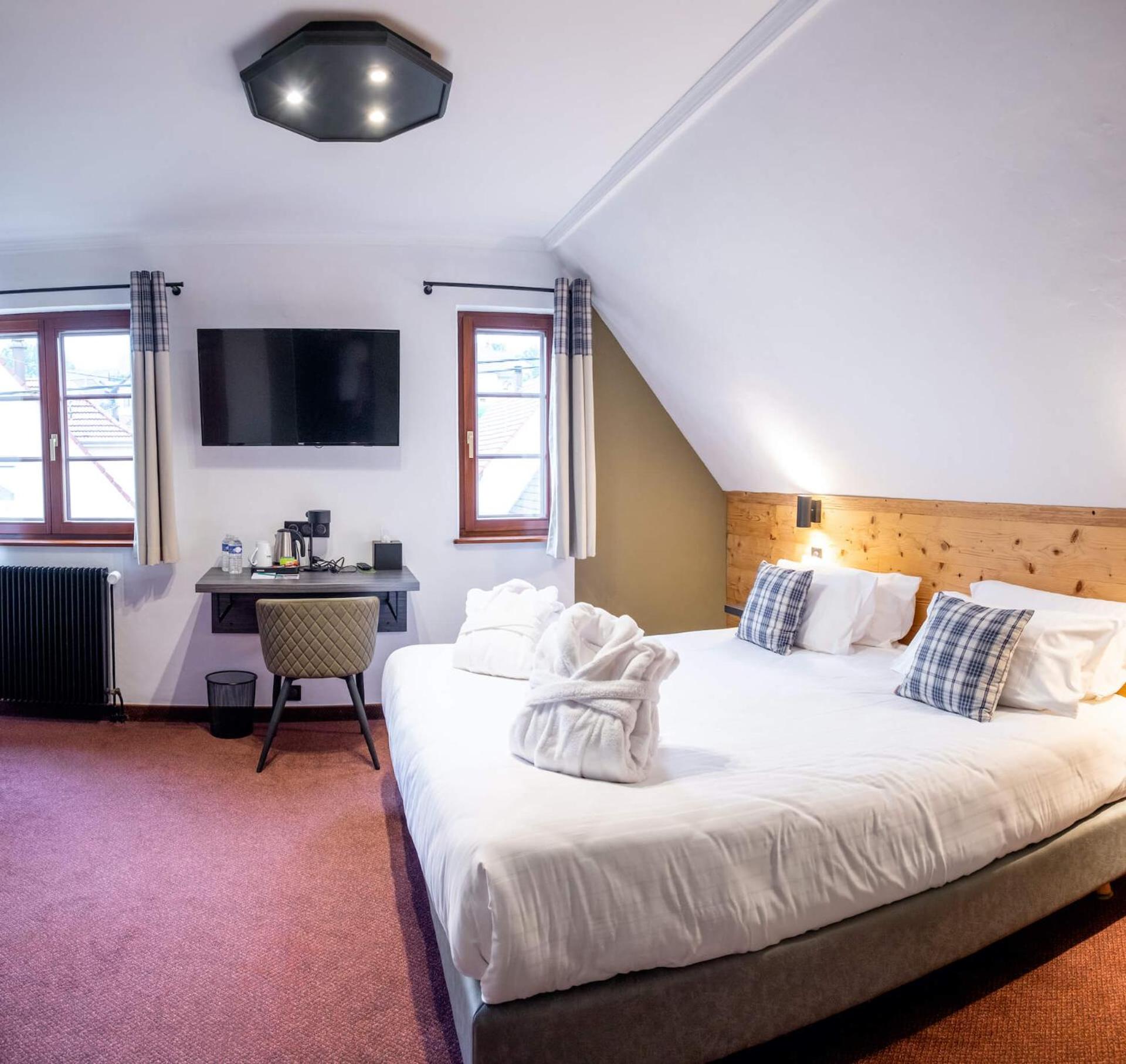 Deluxe Double or Twin Room with Balcony - Photo 4