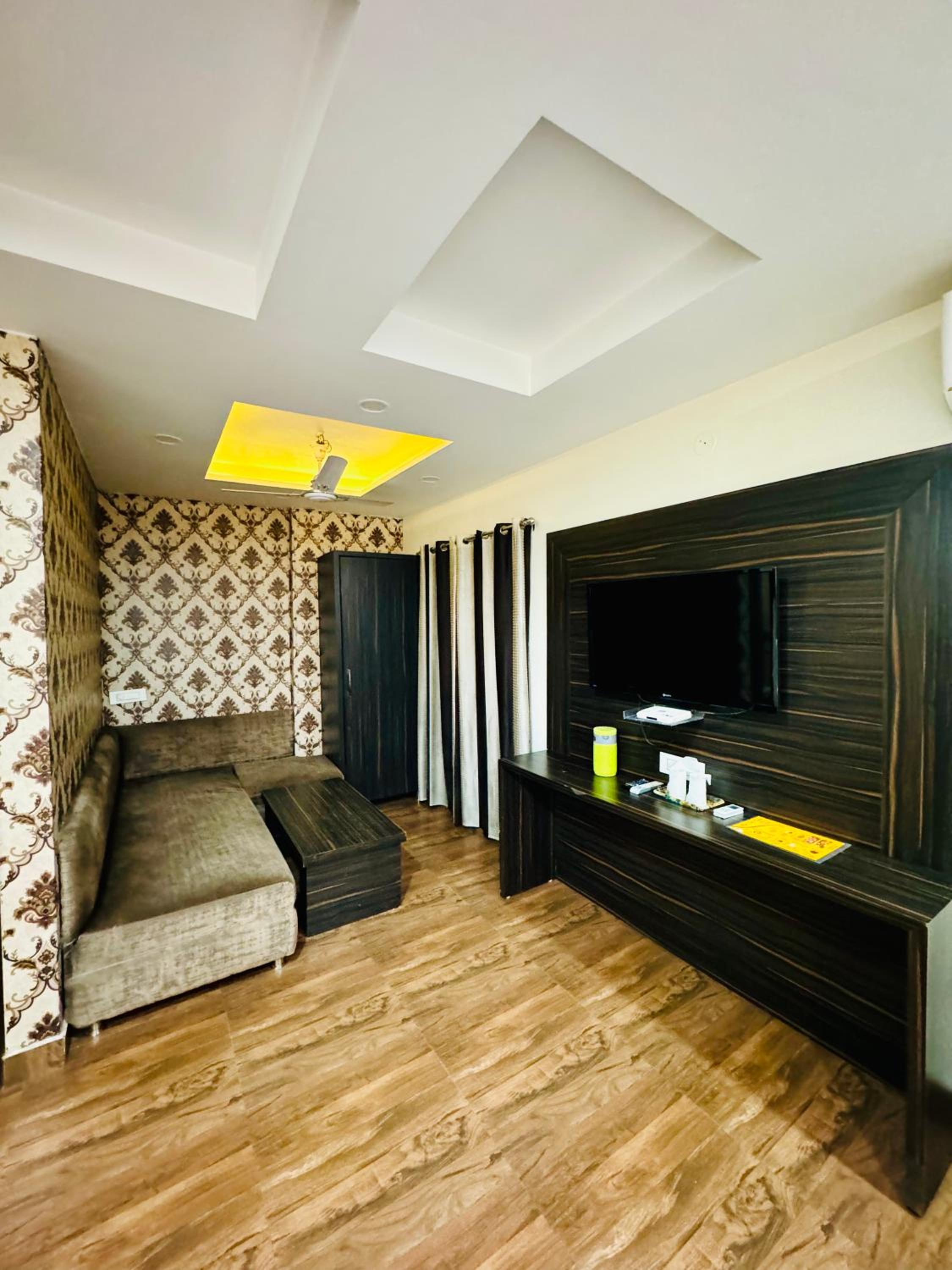 Deluxe Family Room - Photo 17