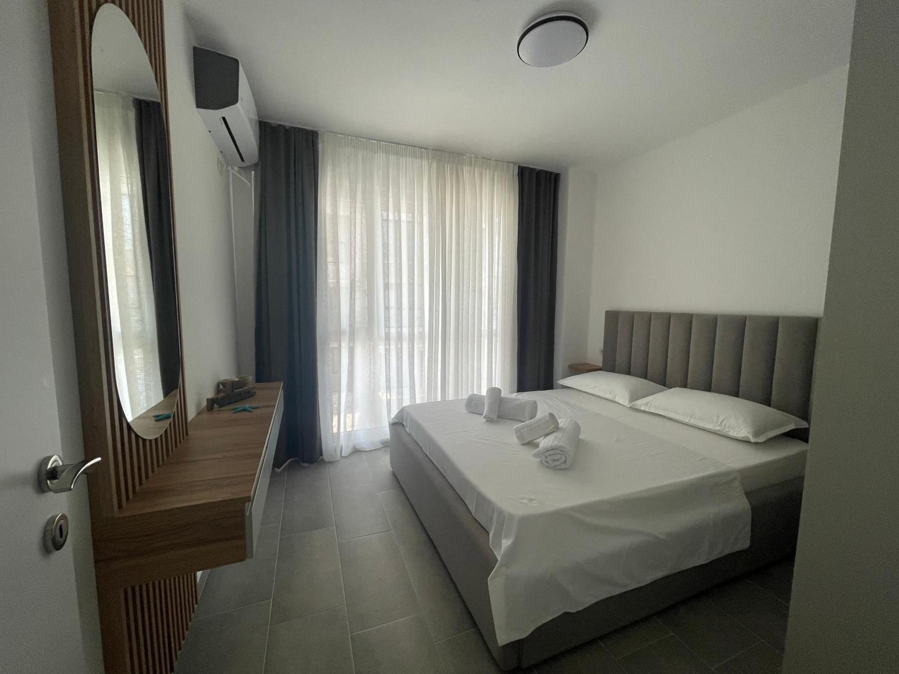 One-Bedroom Apartment with Balcony and Sea View photo 3