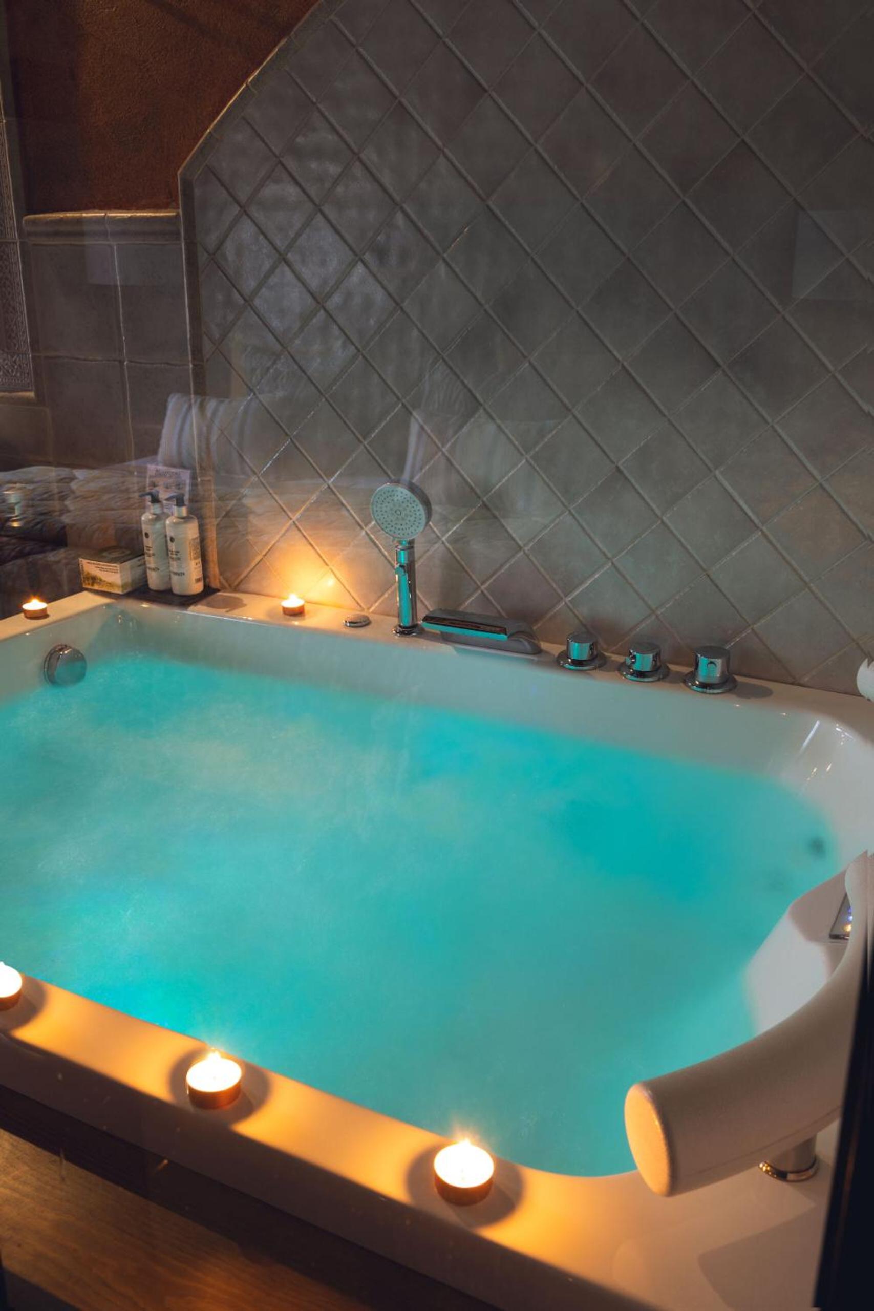King Suite with Hot Tub photo 3